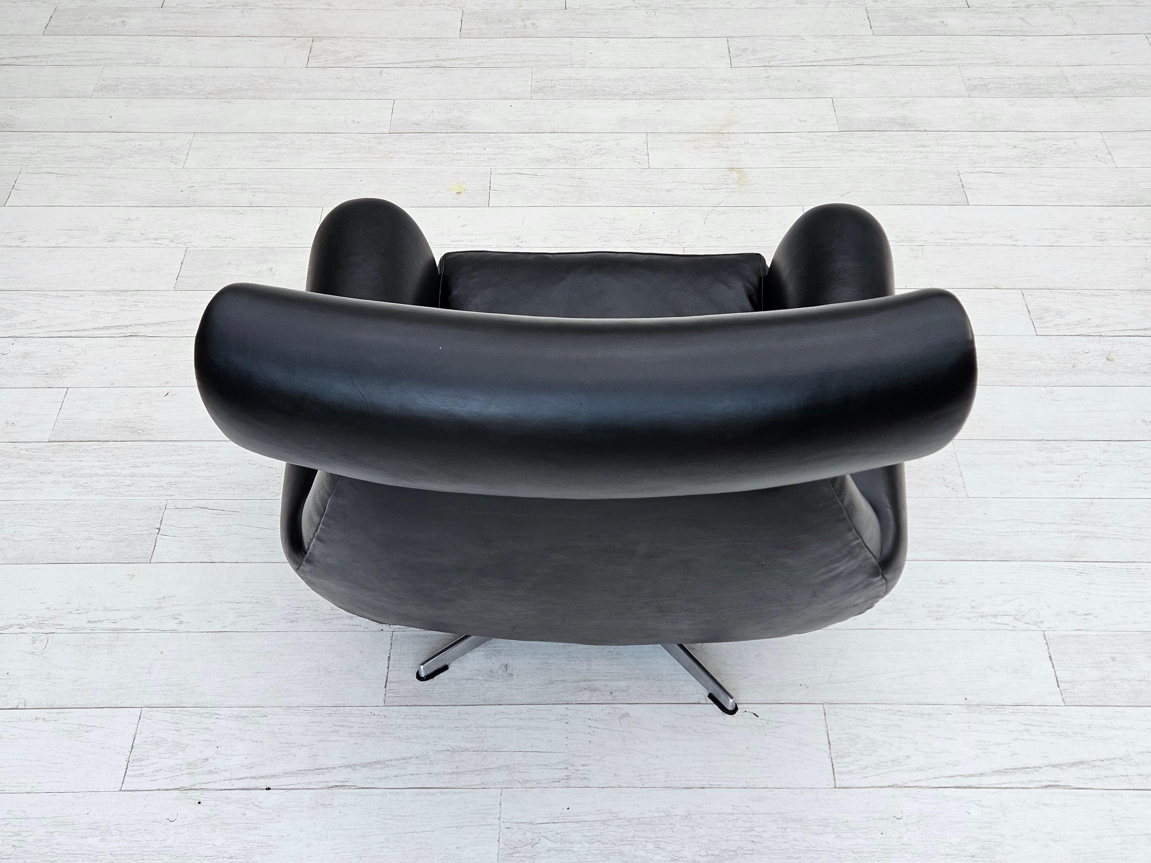 1960s, Danish swivel chair, original condition, leather, cast aluminium. For Sale 2