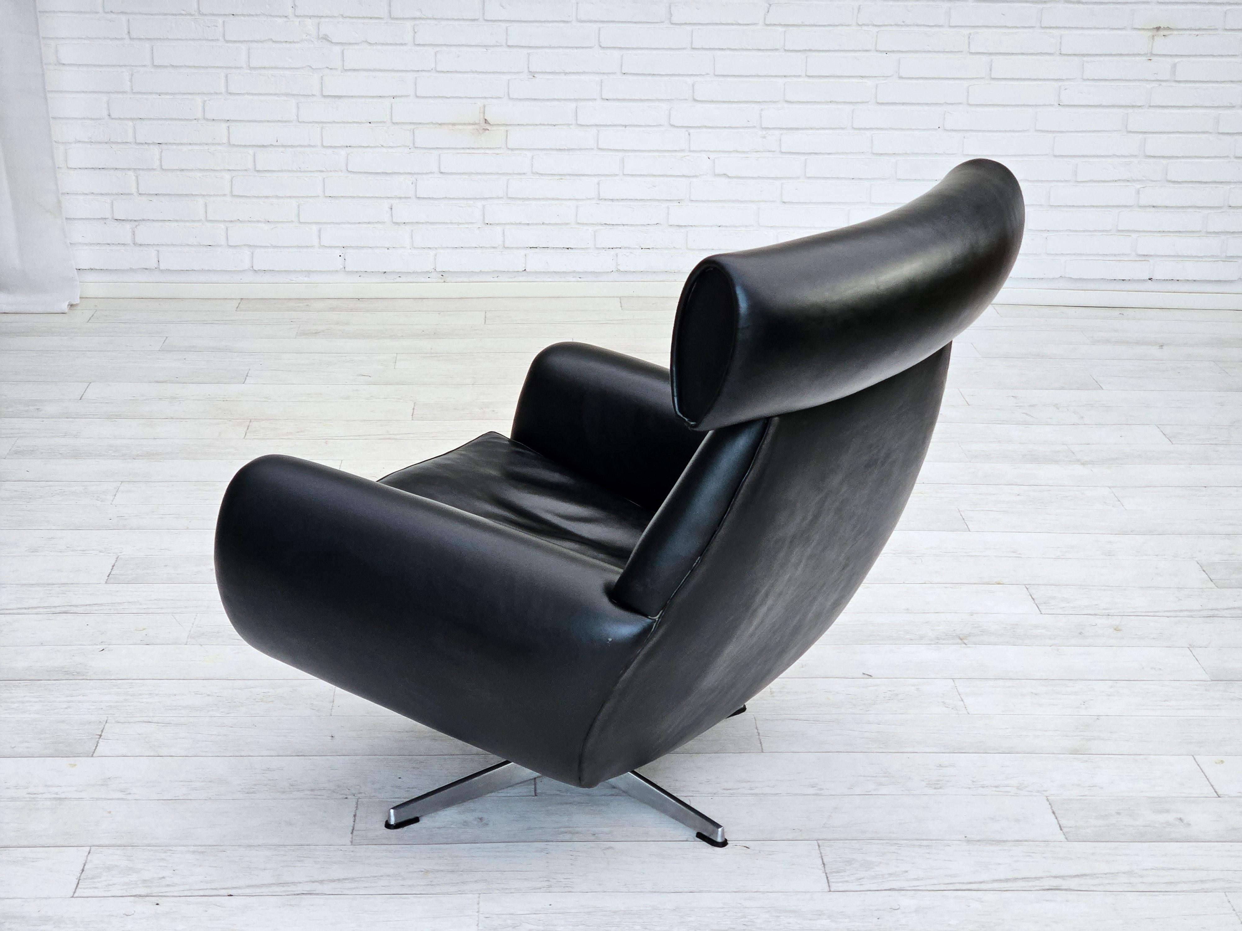 1960s, Danish swivel chair, original condition, leather, cast aluminium. For Sale 3