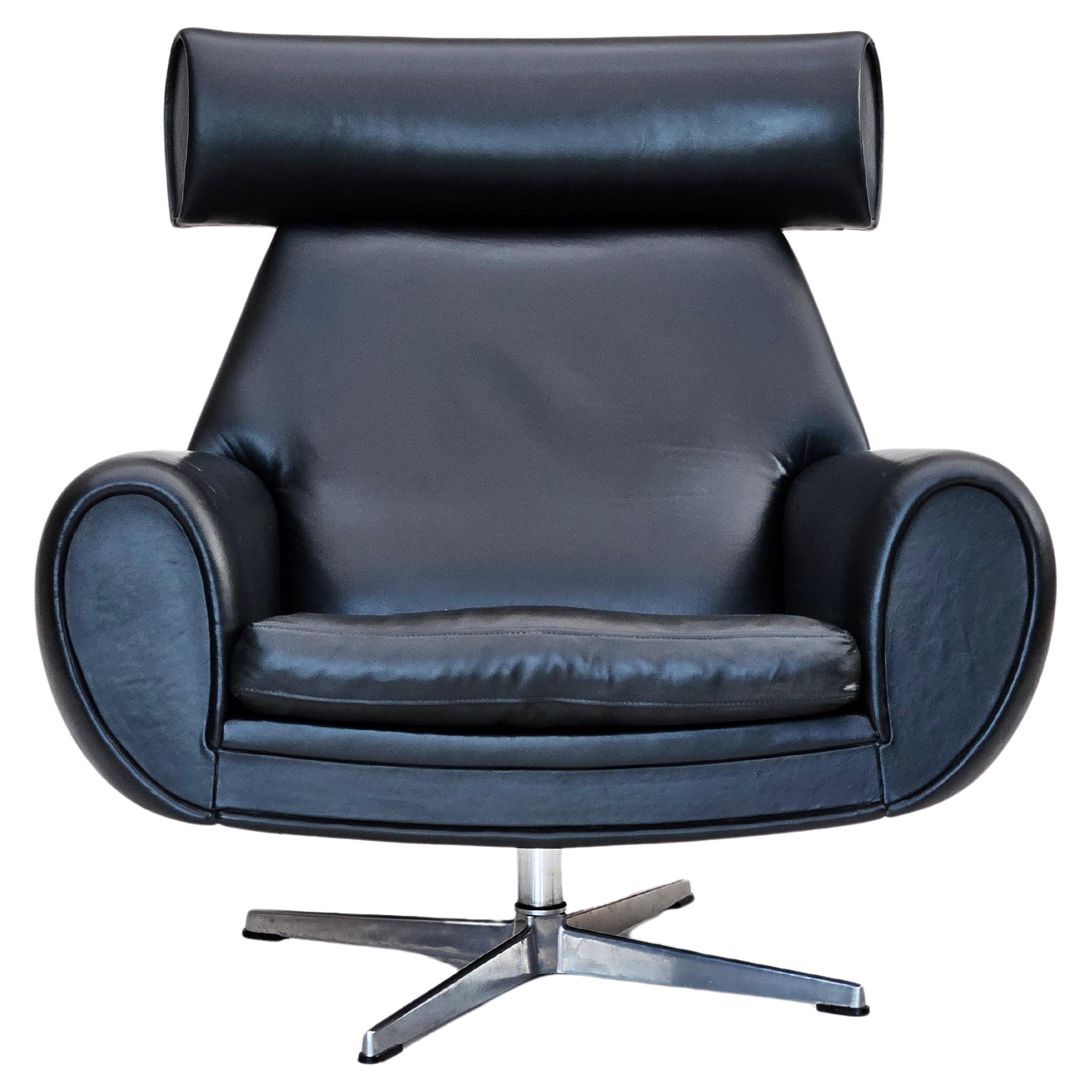 1960s, Danish swivel chair, original condition, leather, cast aluminium. For Sale