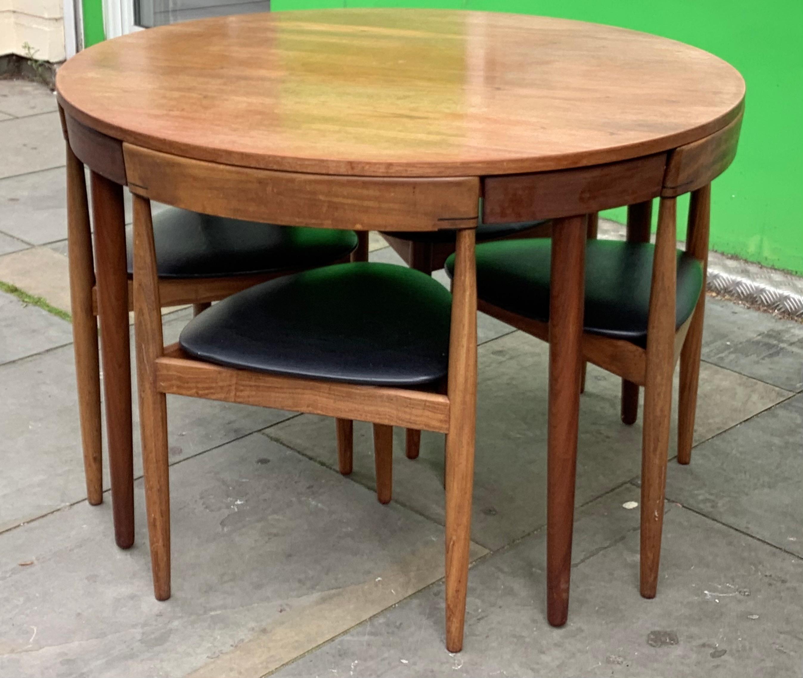 Esstisch und Stühle, entworfen von Hans Olsen für den dänischen Möbelhersteller Frem Rojle im Jahr 1962, sind zu einem geschätzten dänischen Klassiker geworden.
Vier einzigartige dreibeinige Stühle fügen sich perfekt in die Schürze des Tisches ein