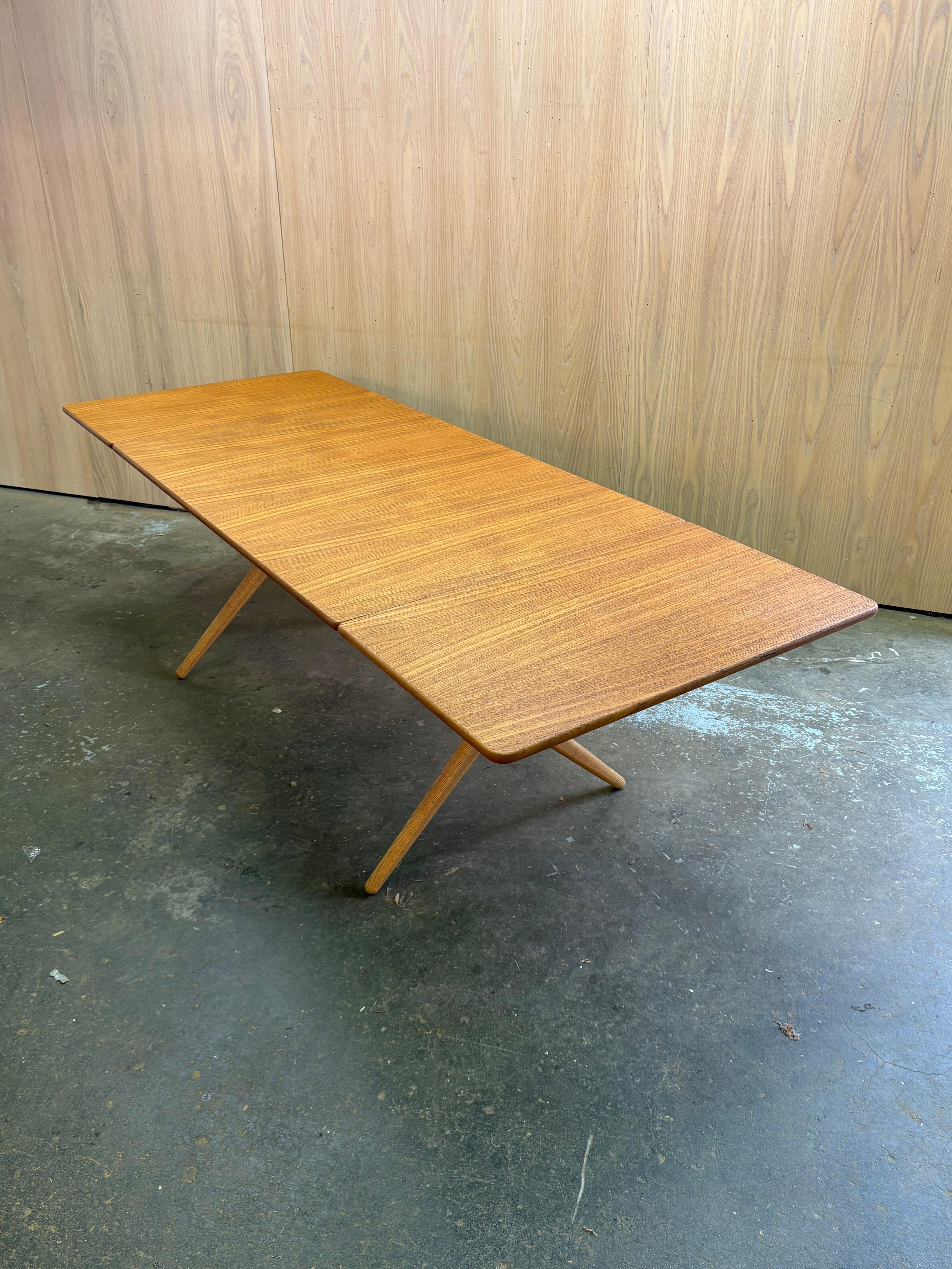 1960s Danish Teak and Oak AT-309 Dining Table by Hans Wegner for Andreas Tuck Excellent état - En vente à Victoria, BC