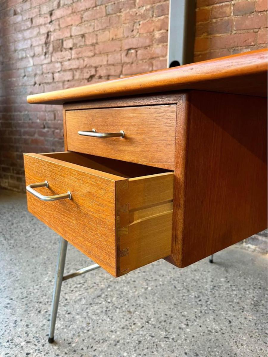 1960er Jahre Dänischer Schreibtisch aus Teakholz und Stahl von Børge Mogensen im Angebot 1