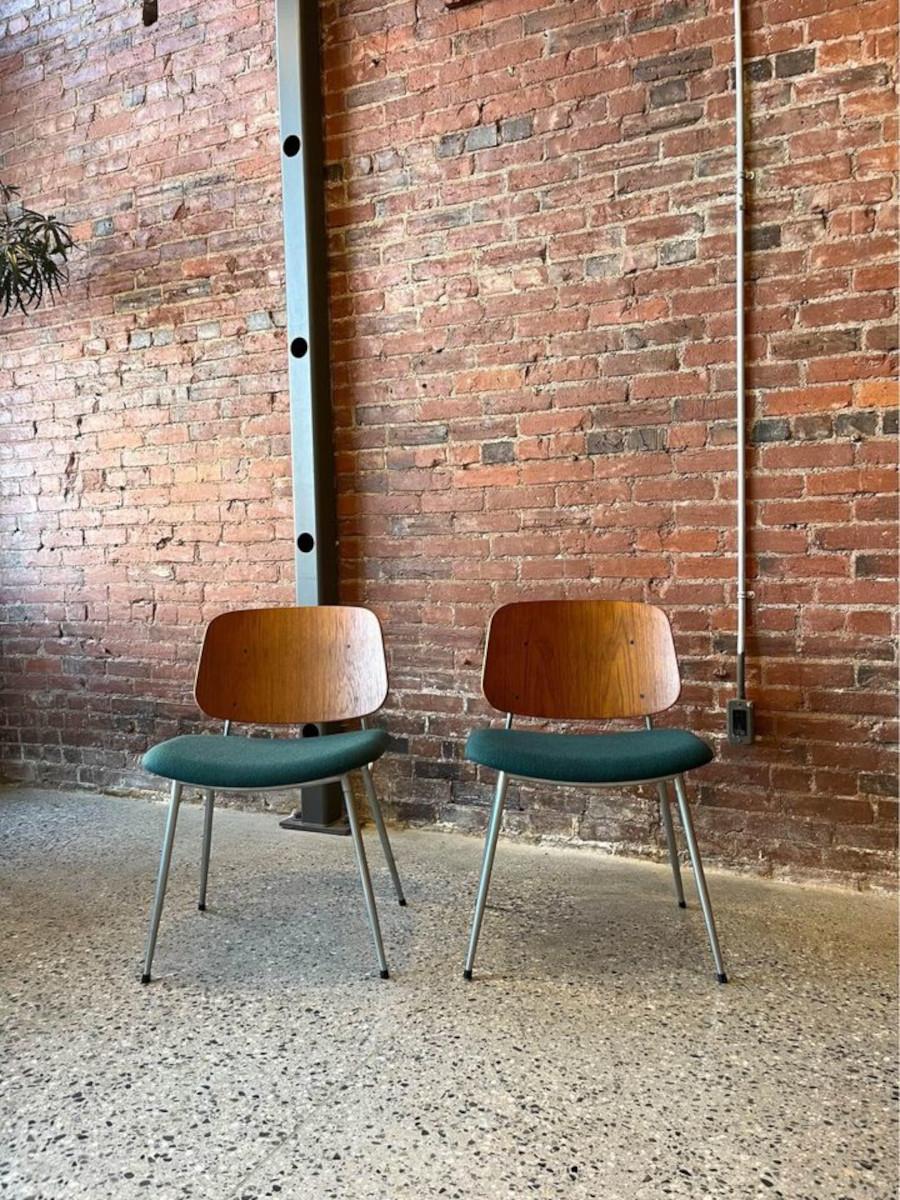 We are excited to offer these two timeless vintage steel base chairs by Børge Mogensen. Crafted in the 1950s these chairs blend functionalism with woodworking expertise, marking an early example of industrial manufacturing. With rounded corners and