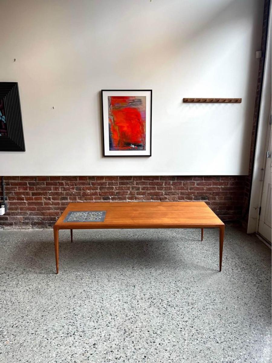 Mid-Century moderno Tavolino danese in teak e piastrelle di Johannes Andersen del 1960 in vendita