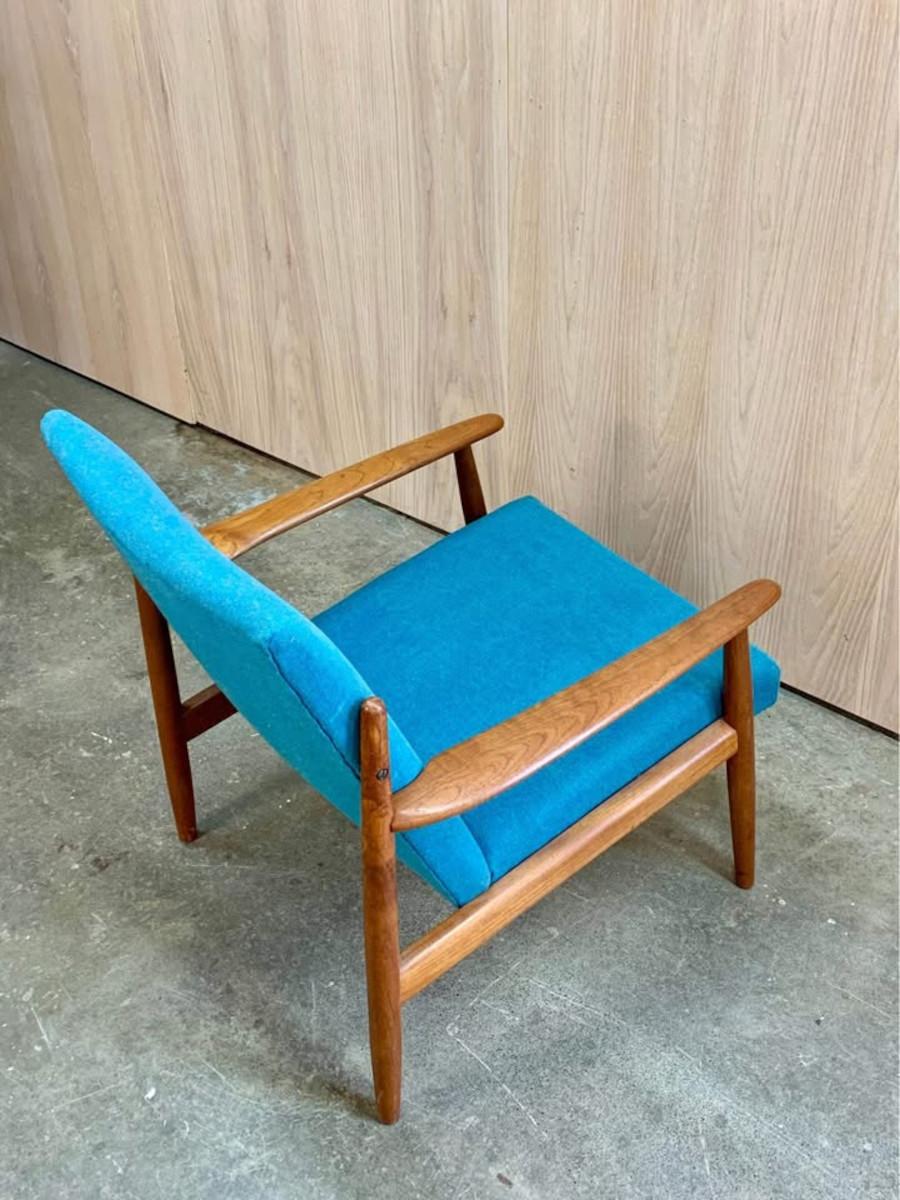 New to our inventory, we’re thrilled to present this stunning teak easy chair, crafted in Denmark during the 1960s. With its clean, minimalist lines, the old-growth teak frame boasts a rich, warm glow that pairs beautifully with the original wool