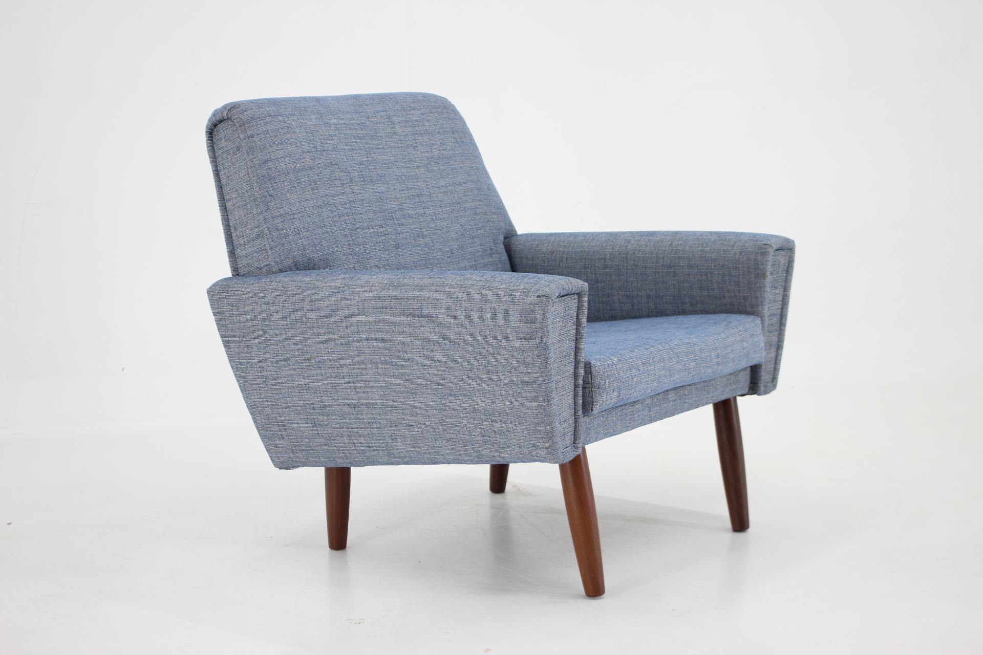 - fauteuil en teck danois des années 1960
- Nouvellement tapissé 