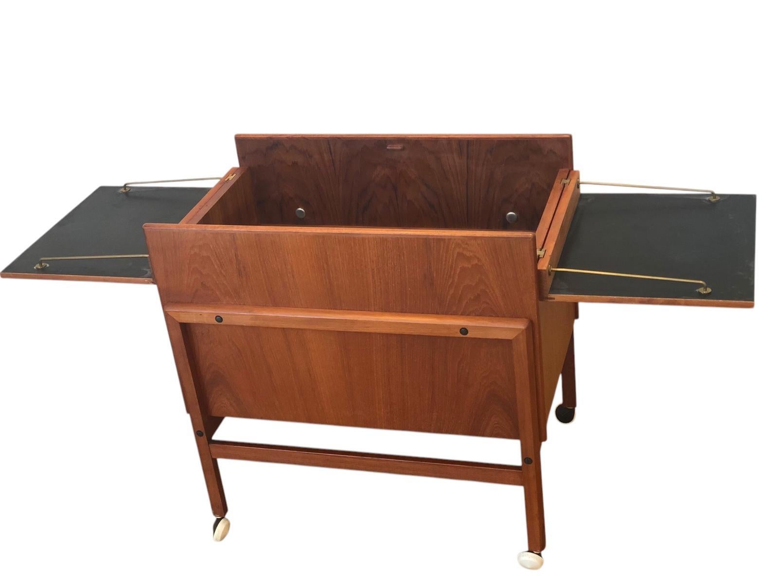 Mid-Century Modern 1960s Danish Teak Arrebo Møbler Folding Drinks Cart Bar Trolley Andreas Hansen en vente