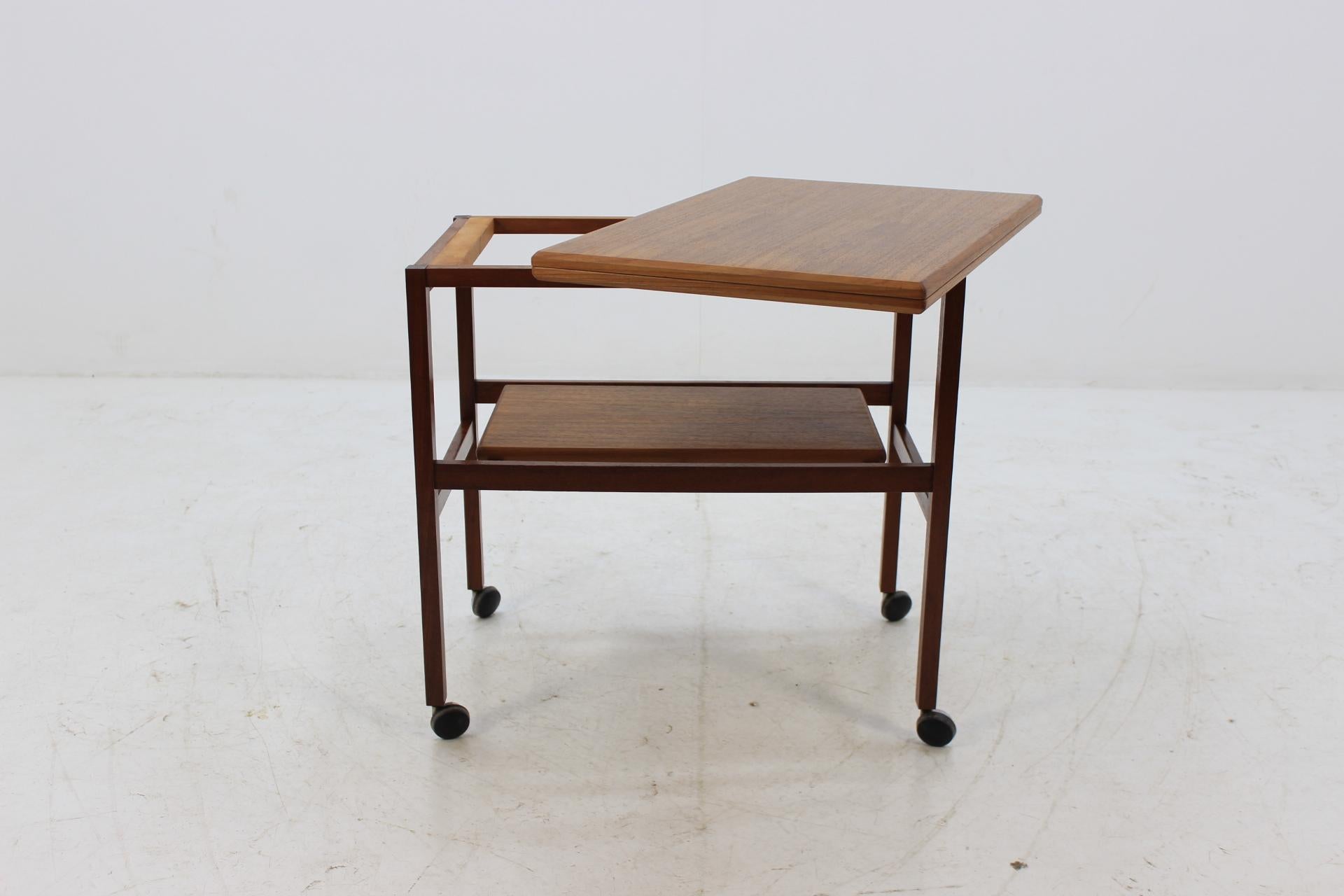 The bar trolley top desk can be extended up to 89 cm. This item was carefully refurbished.
 