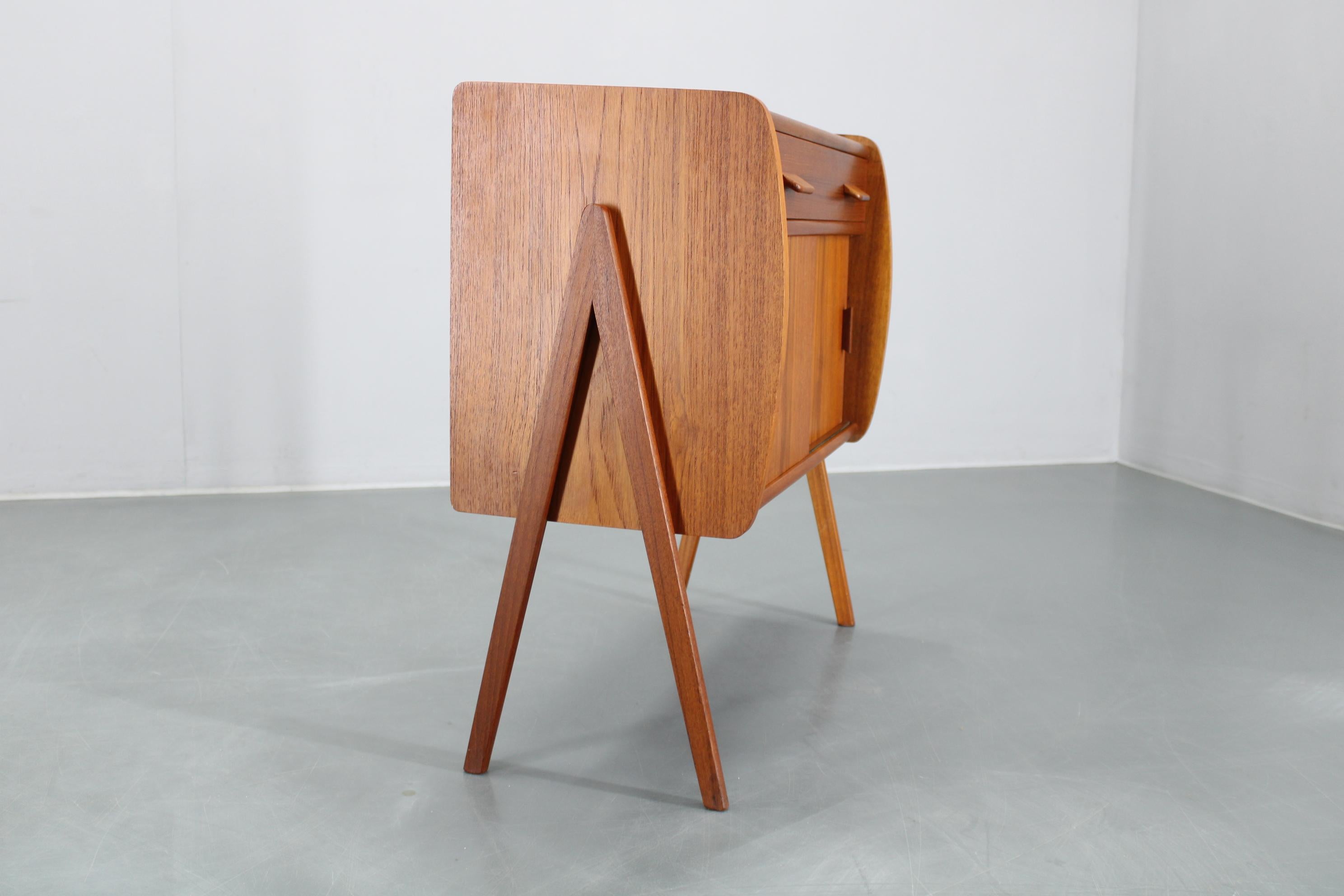 Armadio danese in teak del 1960 in vendita 3