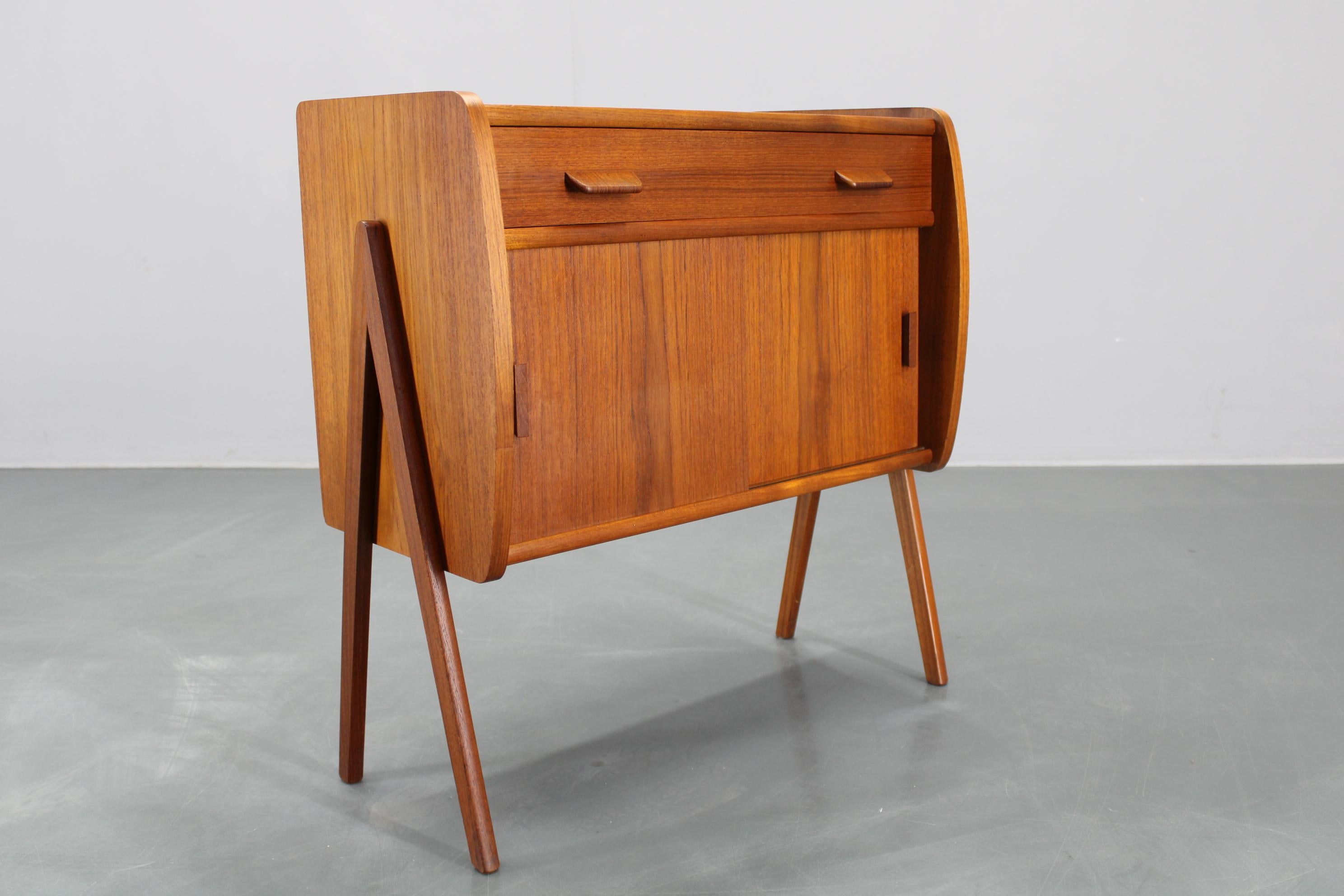 Armadio danese in teak del 1960 in vendita 8