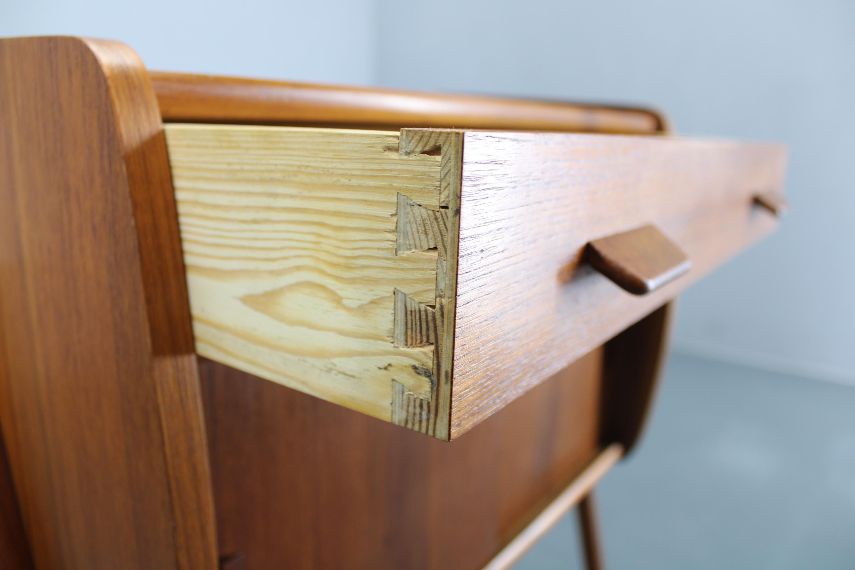 Armadio danese in teak del 1960 in vendita 1