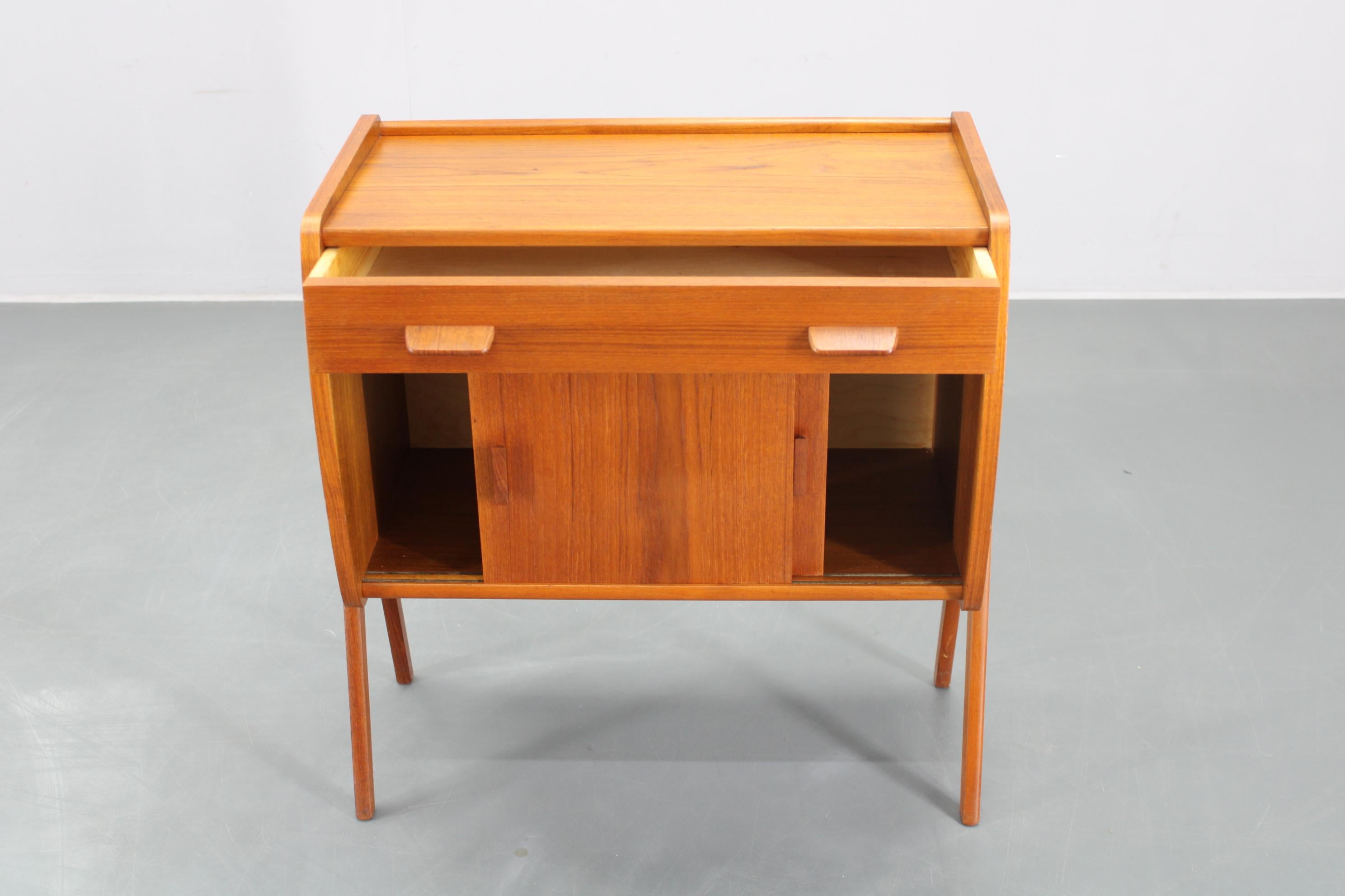 Armadio danese in teak del 1960 in vendita 2