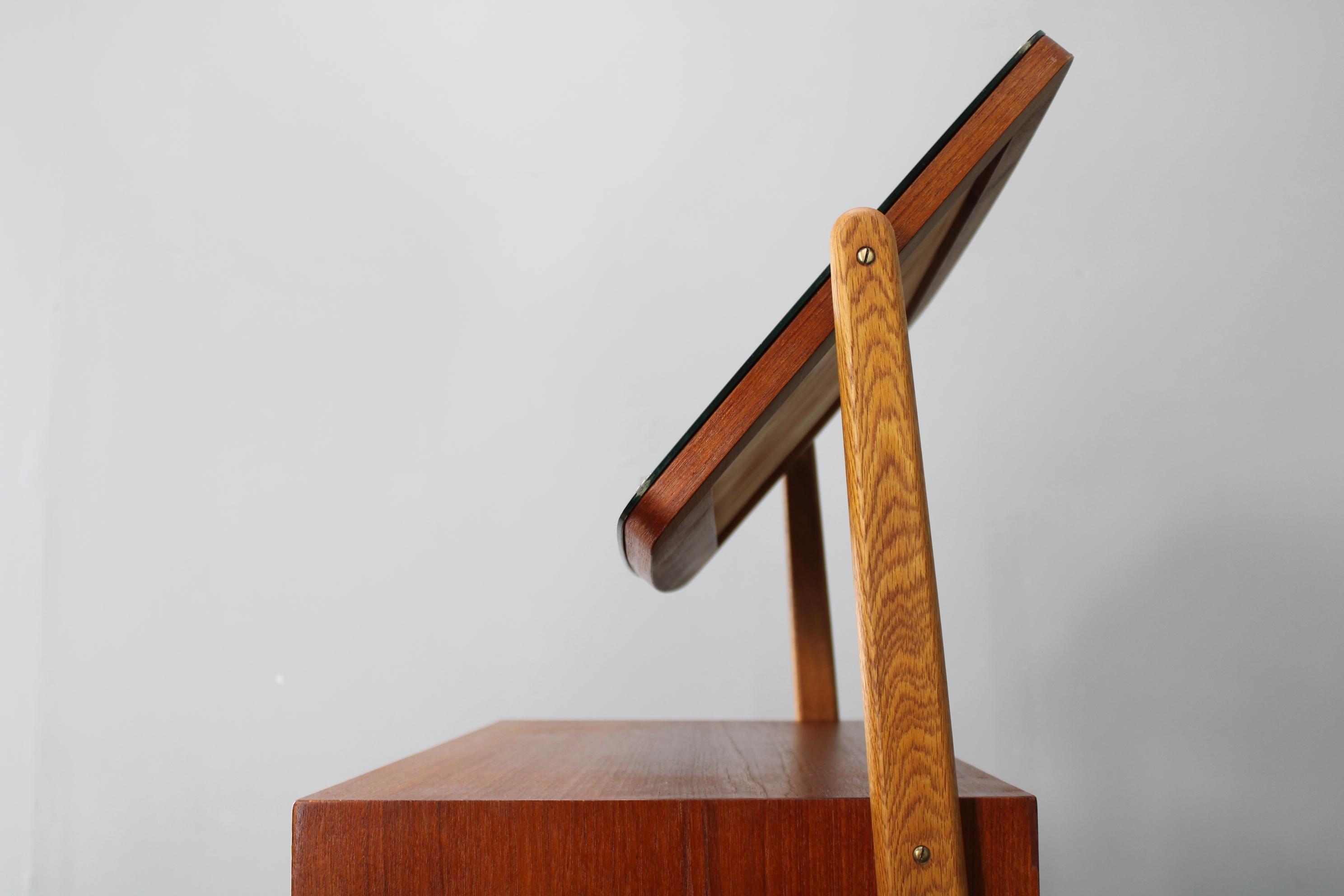Armadio danese in teak del 1960 con specchio in vendita 3