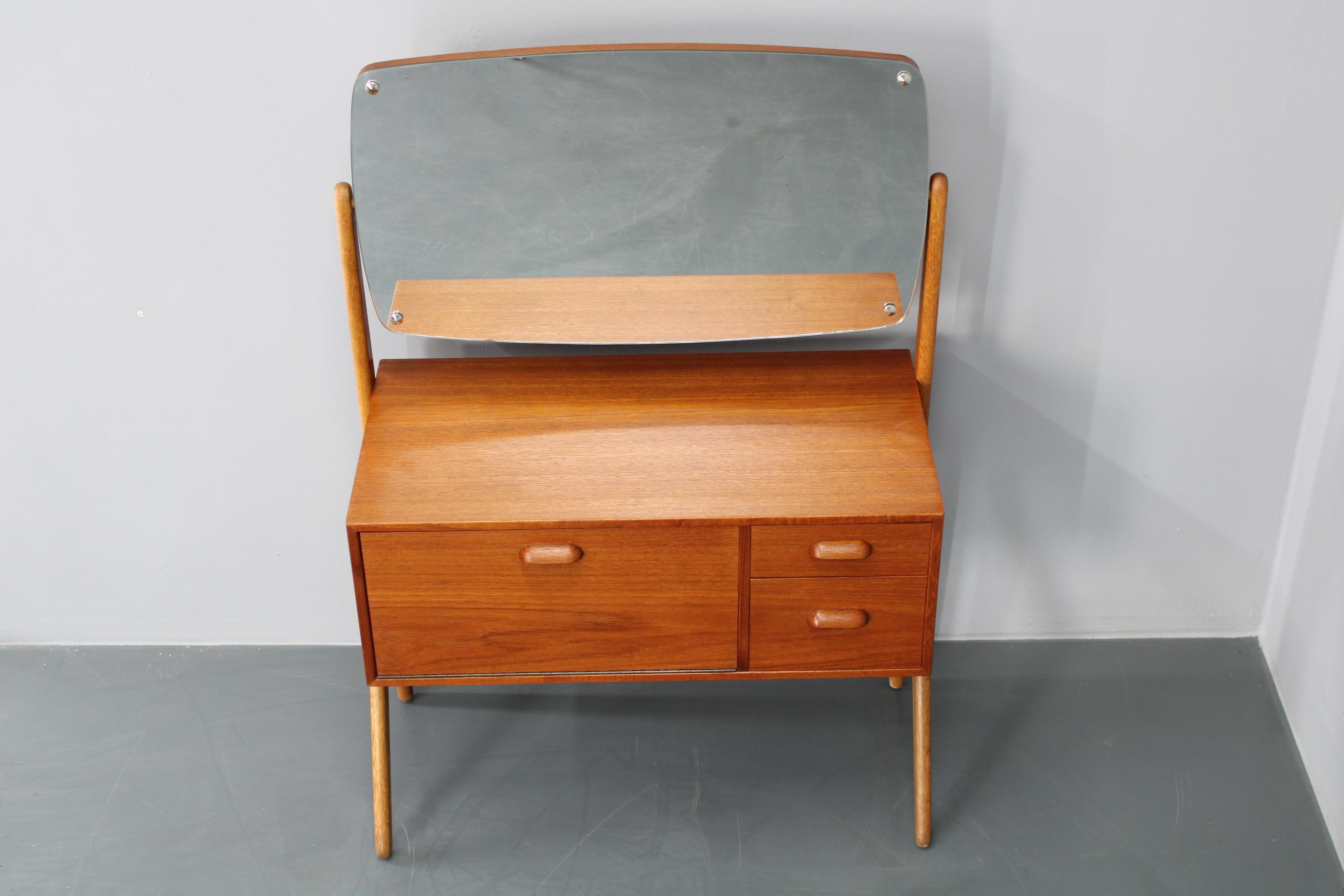 Mid-Century moderno Armadio danese in teak del 1960 con specchio in vendita