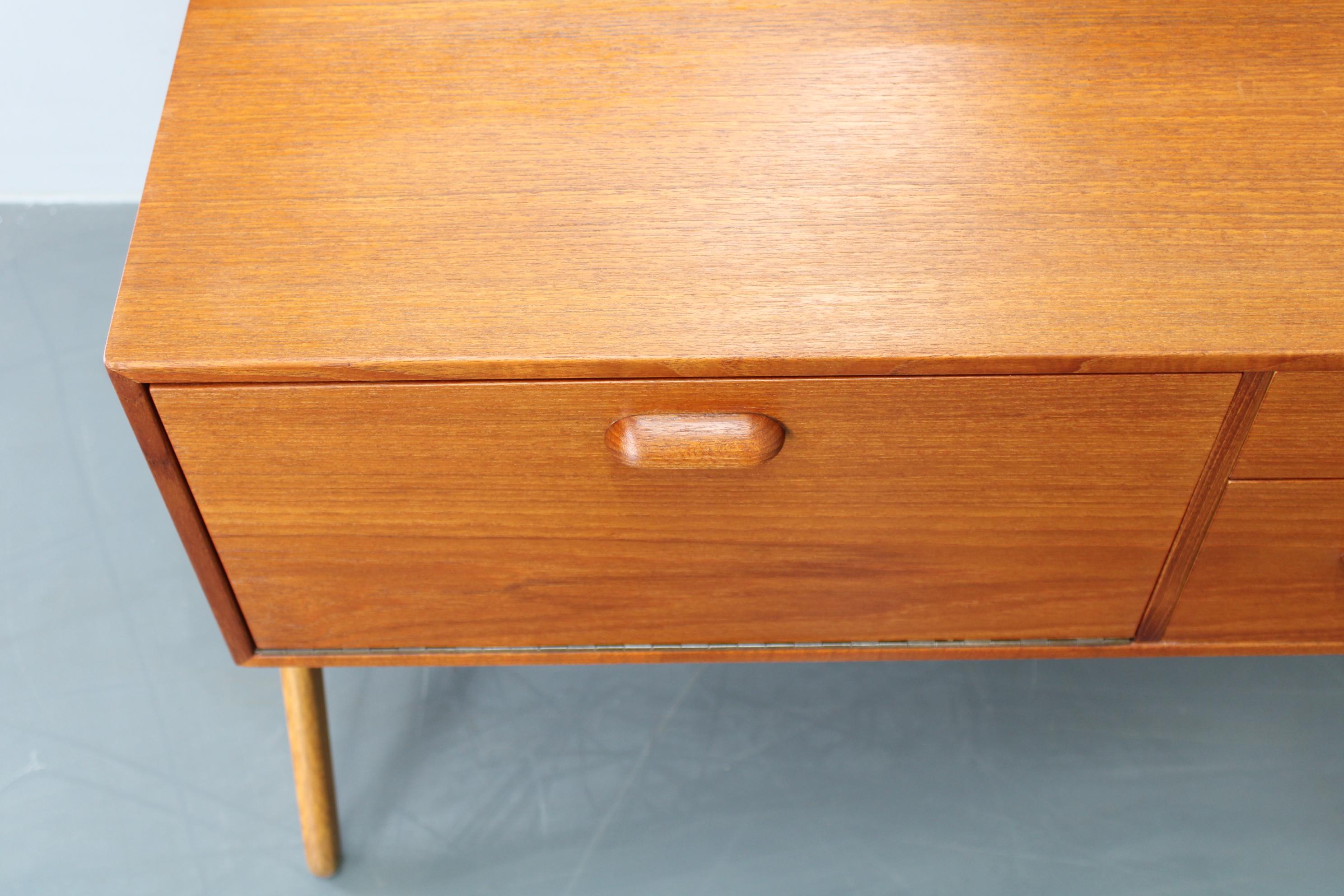 Danese Armadio danese in teak del 1960 con specchio in vendita