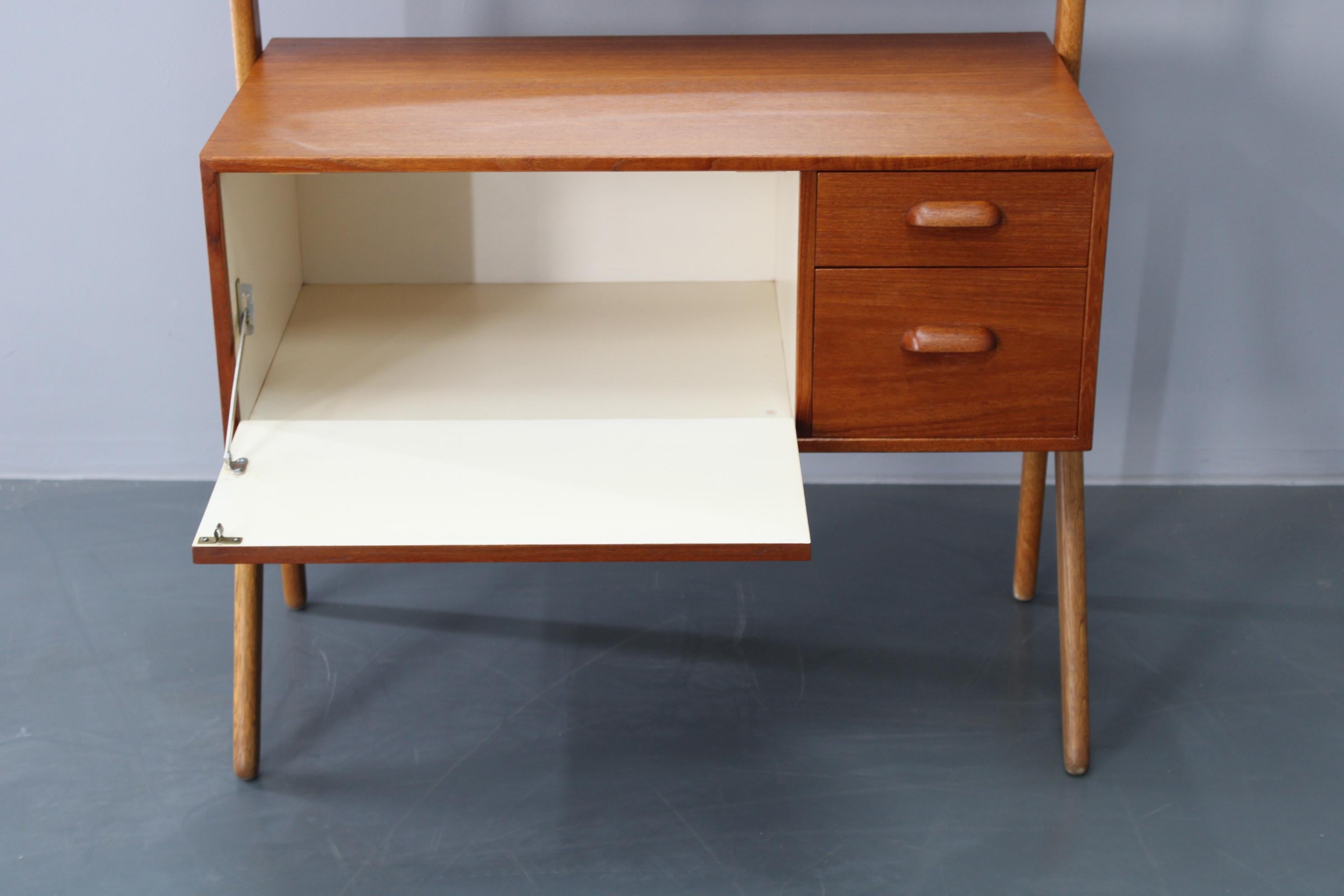 Armadio danese in teak del 1960 con specchio In condizioni buone in vendita a Praha, CZ