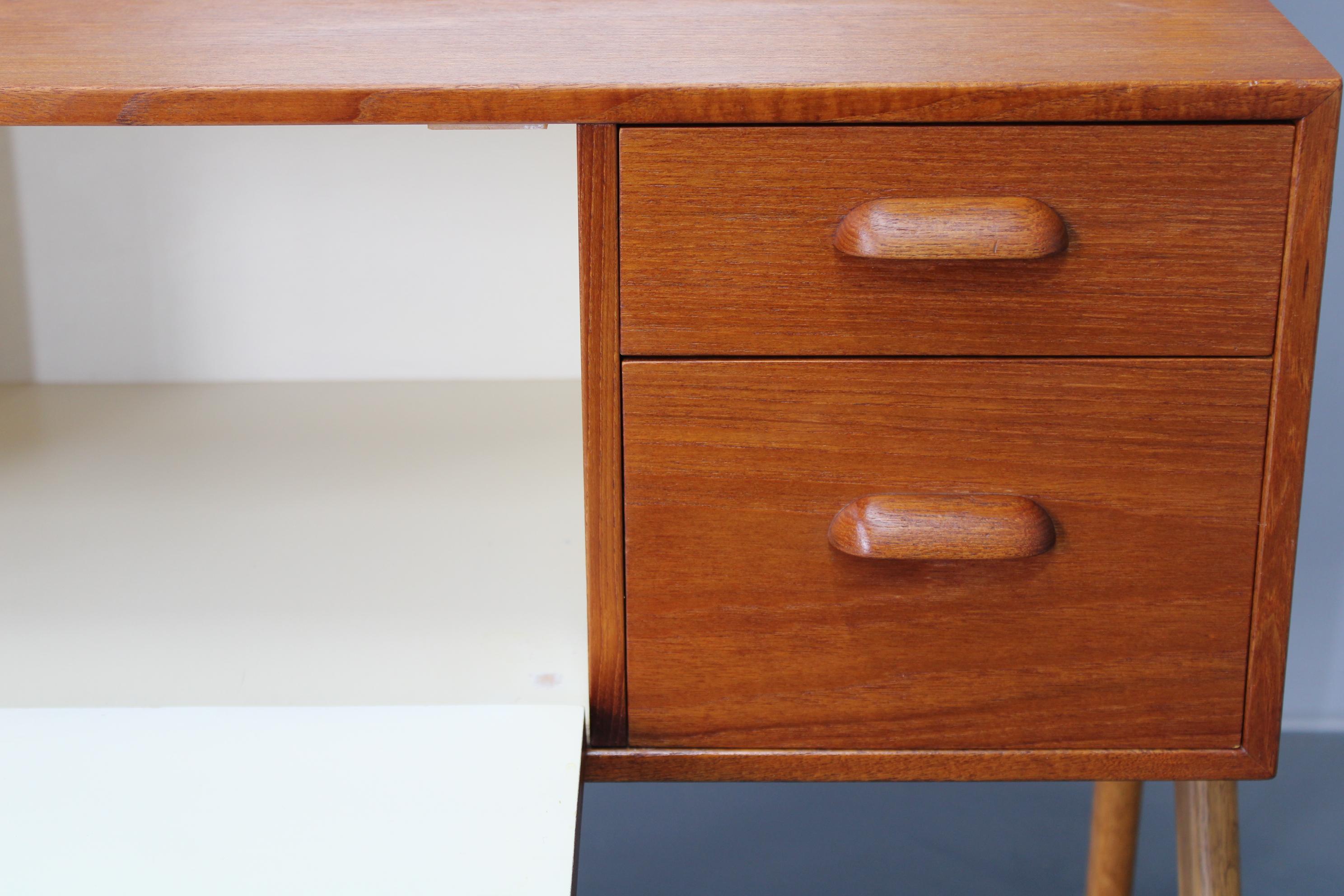 XX secolo Armadio danese in teak del 1960 con specchio in vendita