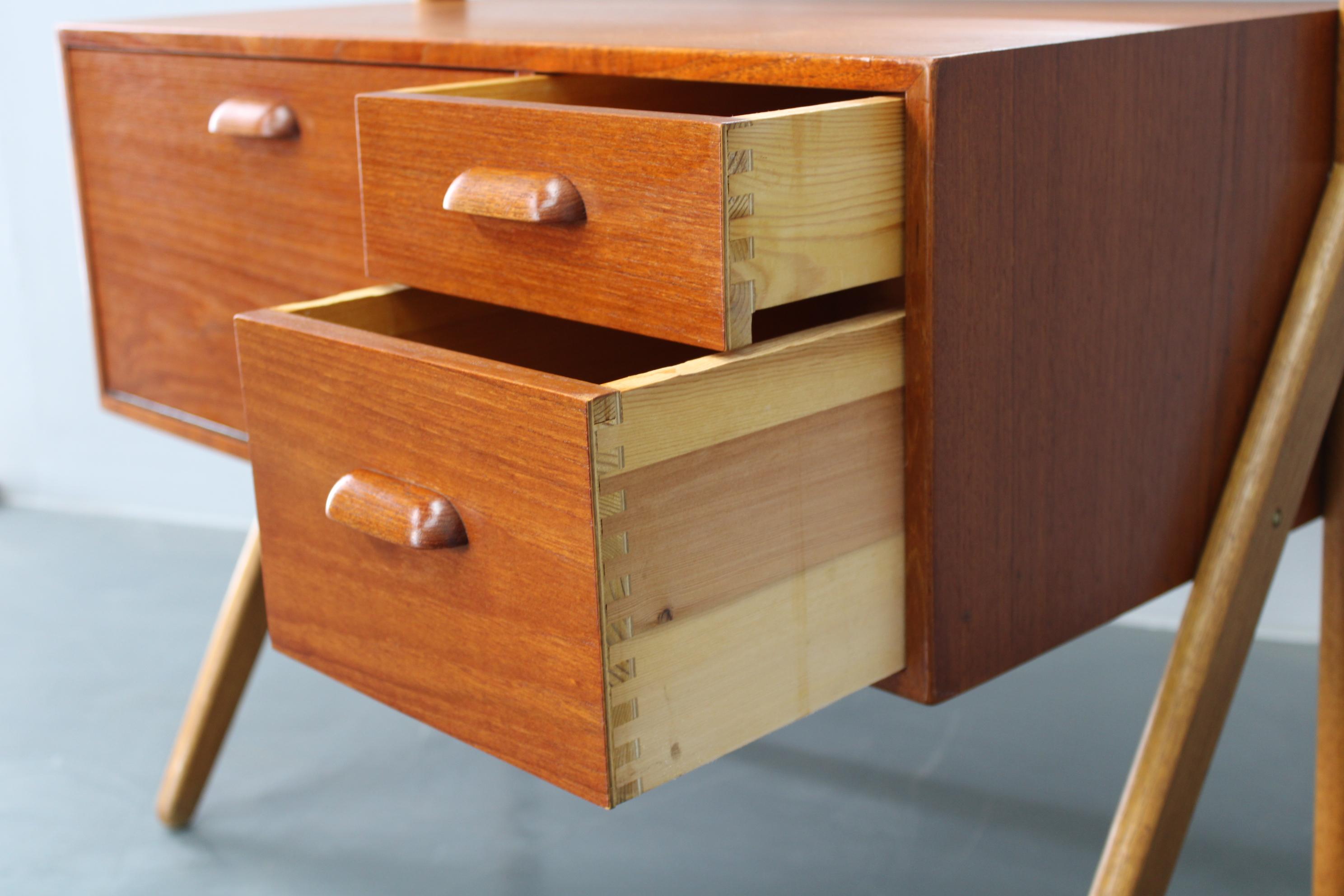 Legno Armadio danese in teak del 1960 con specchio in vendita