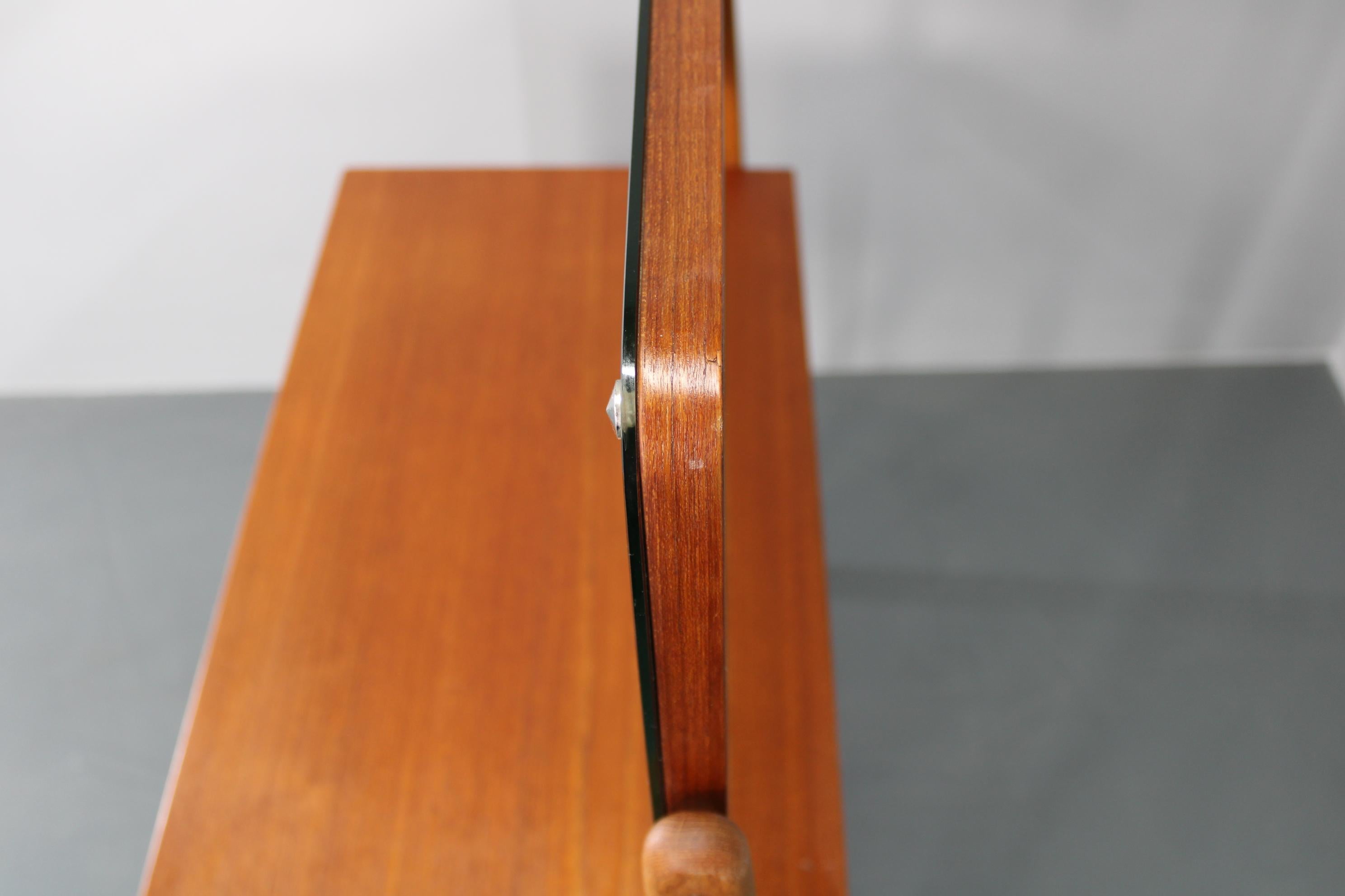 Armadio danese in teak del 1960 con specchio in vendita 1