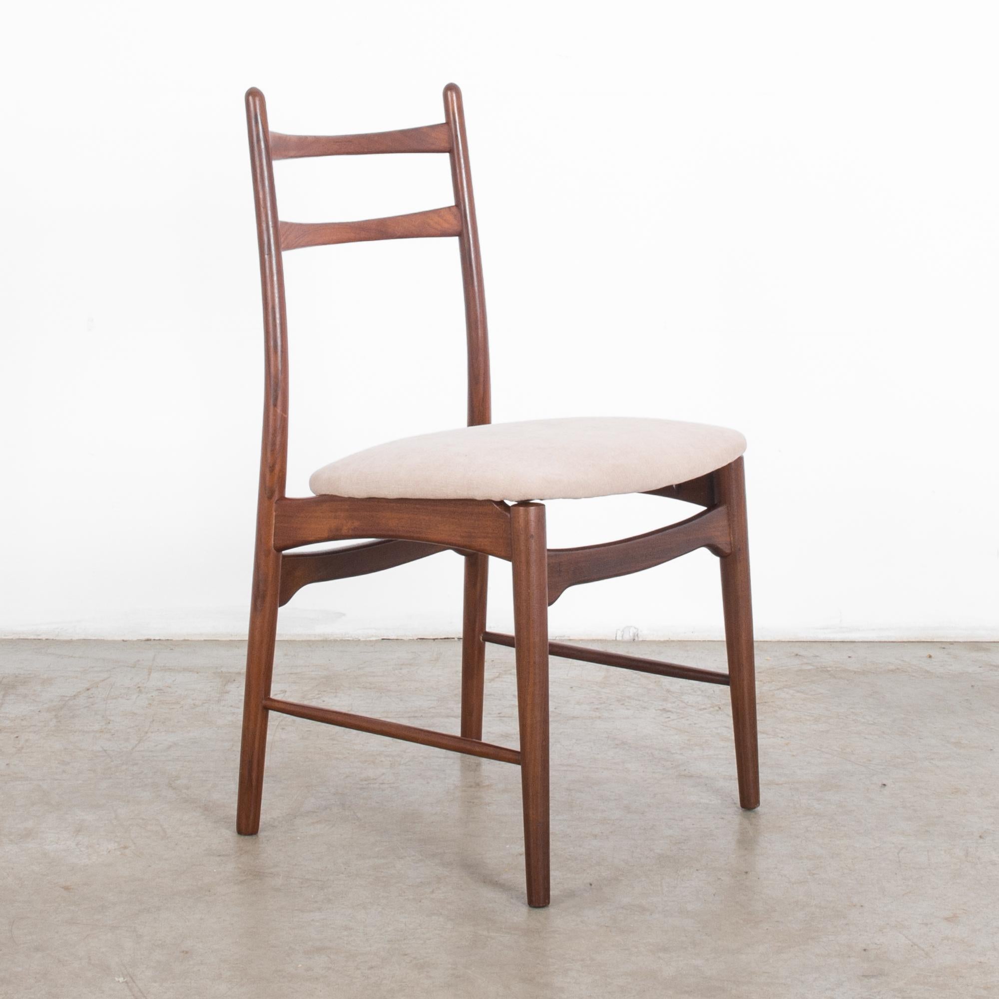 Cette chaise en teck a été fabriquée au Danemark, vers 1960. Quatre pieds fuselés, légèrement inclinés vers l'extérieur, construisent les lignes douces et nettes de ce meuble du milieu du siècle. Peut être utilisé comme chaise de bureau ou de salle