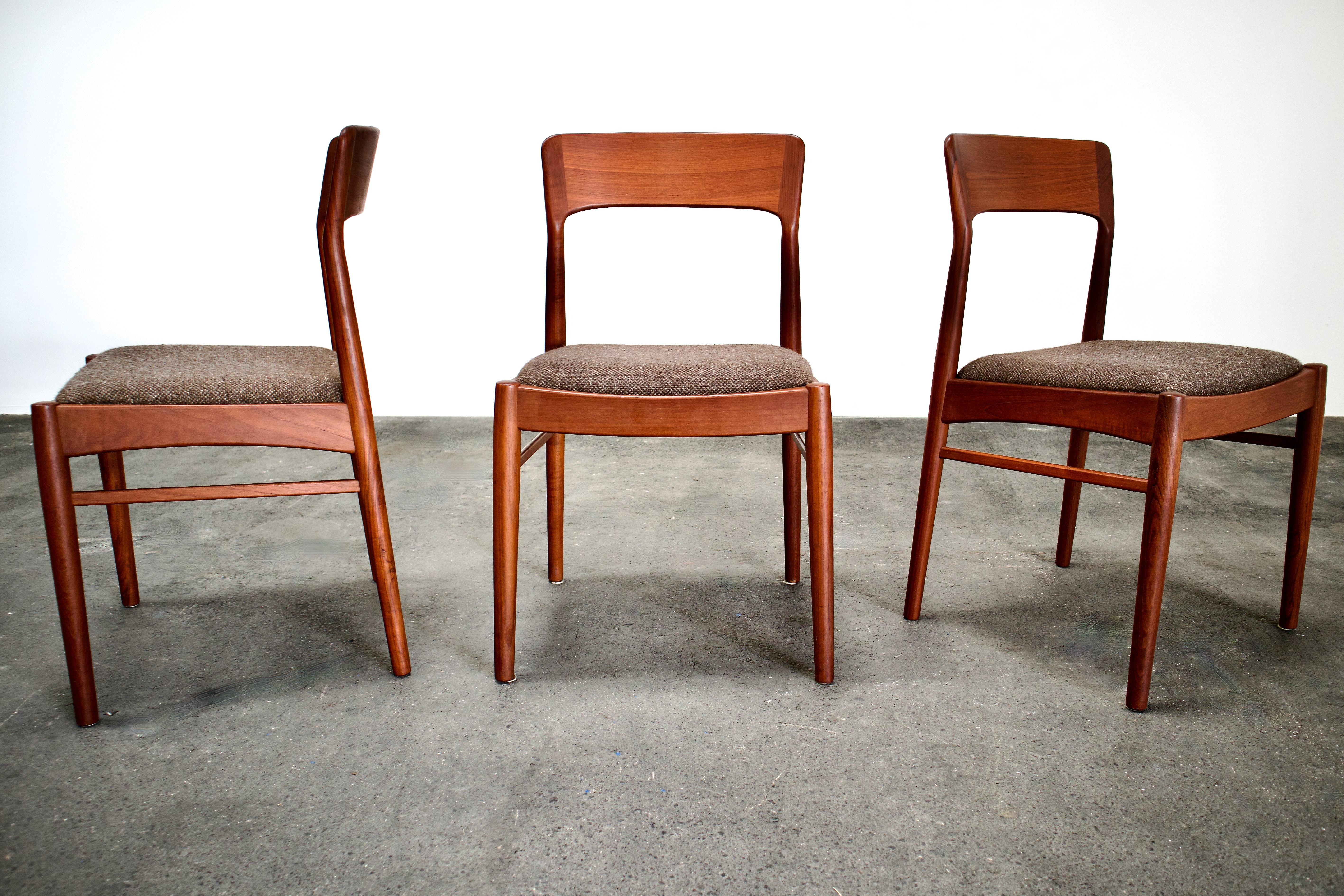 Excentrique, cool et extrêmement beau. Sculptées dans du teck massif, ces magnifiques chaises Mid Century Modern illustrent le meilleur de l'artisanat scandinave. Fait par K.K. Mobler au Danemark dans les années 1960 et conçu par l'icône du design