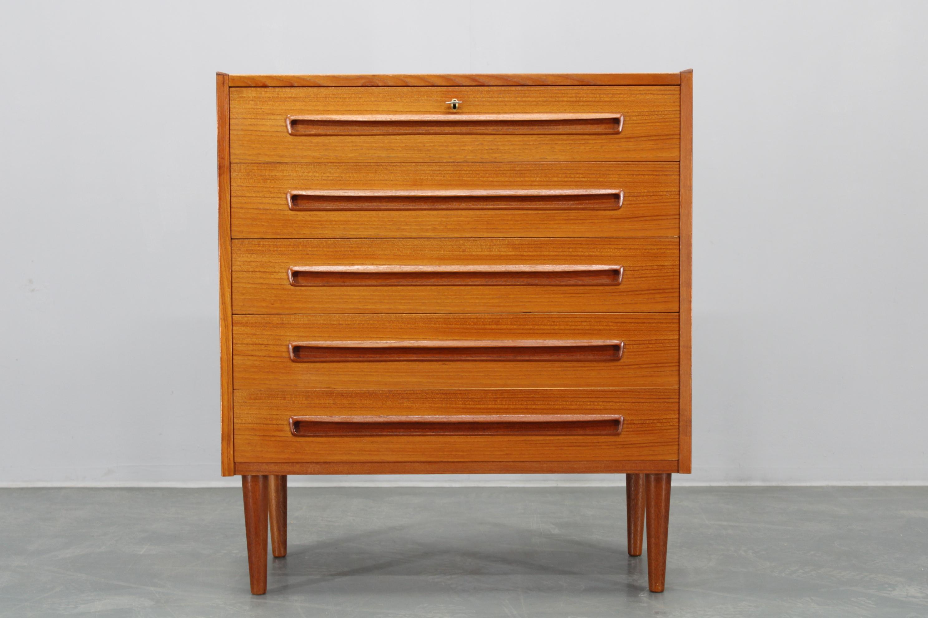 - Carefully refurbished 
- minor signs of use 
