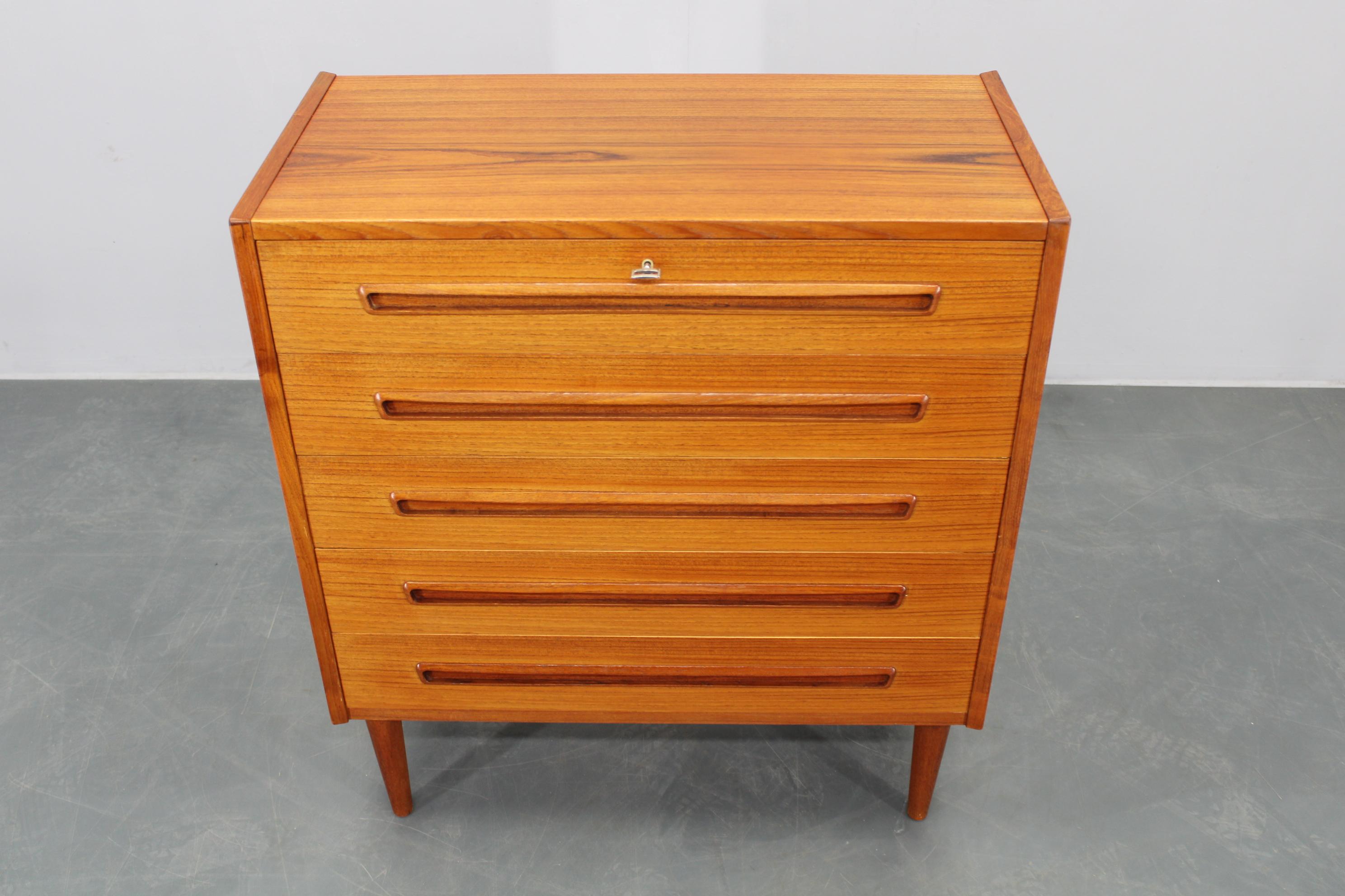 1960s Danish Teak Chest of Drawers In Good Condition For Sale In Praha, CZ