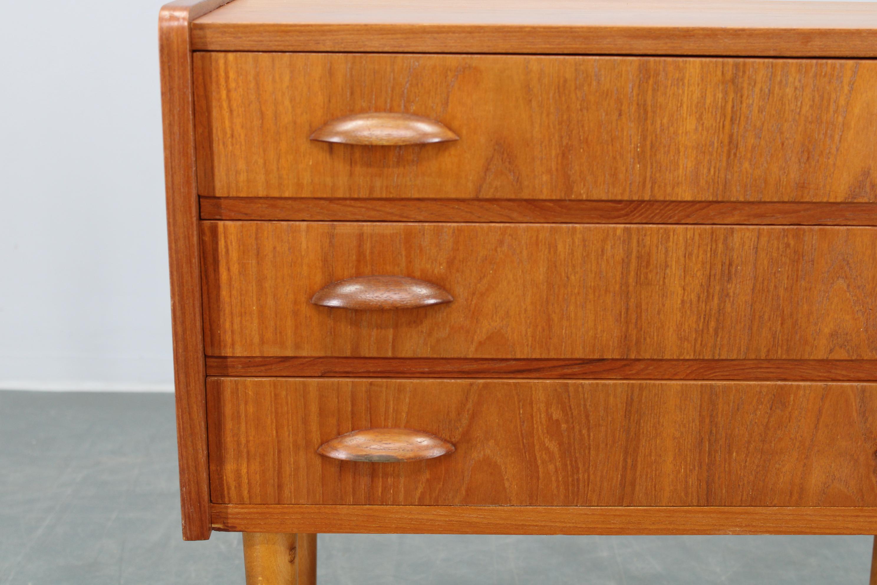 1960s Danish Teak Chest of Drawers In Good Condition For Sale In Praha, CZ