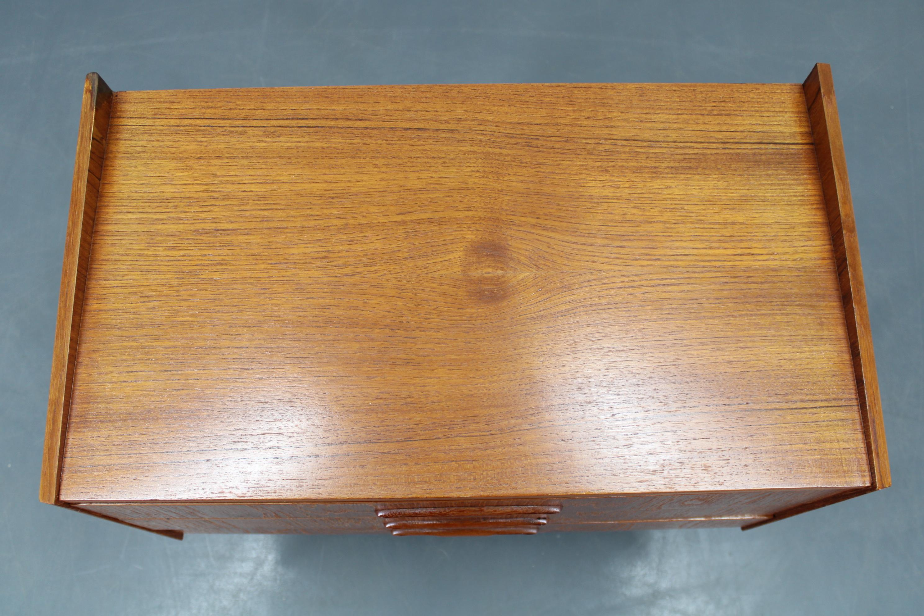 Cassettiera danese in teak del 1960 con gambe in Beeche 2