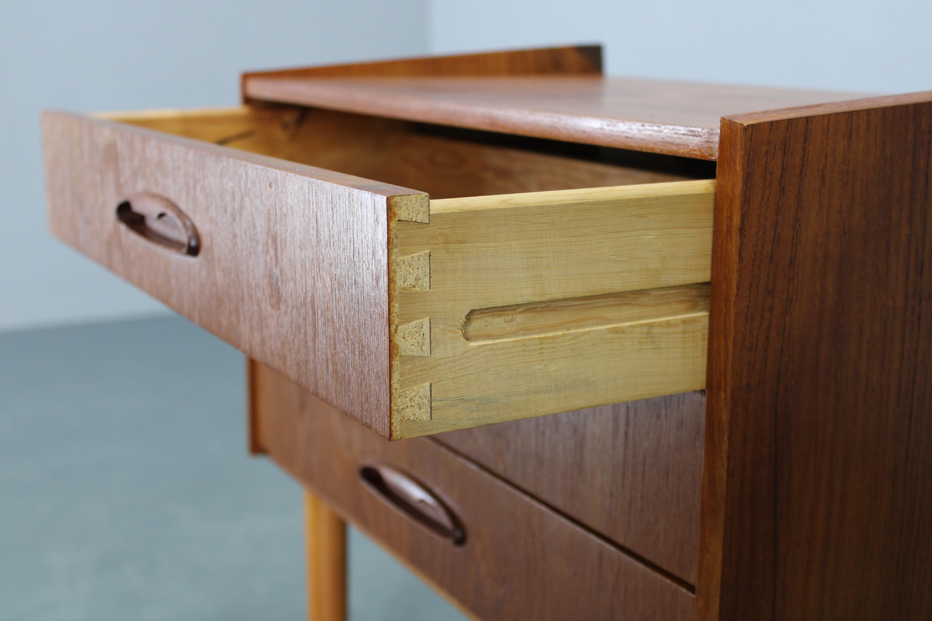 Cassettiera danese in teak del 1960 con gambe in Beeche 4