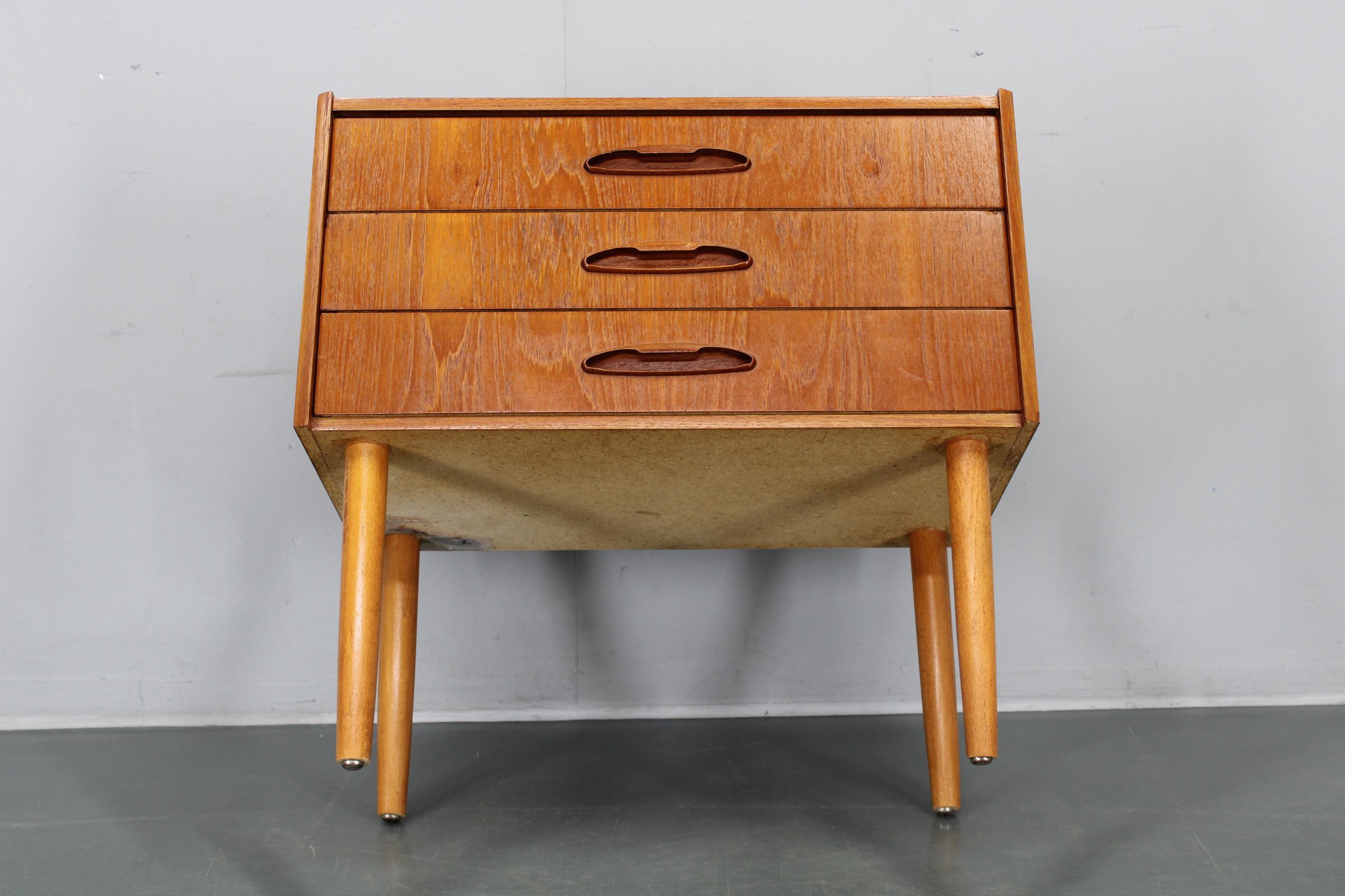 Cassettiera danese in teak del 1960 con gambe in Beeche 6