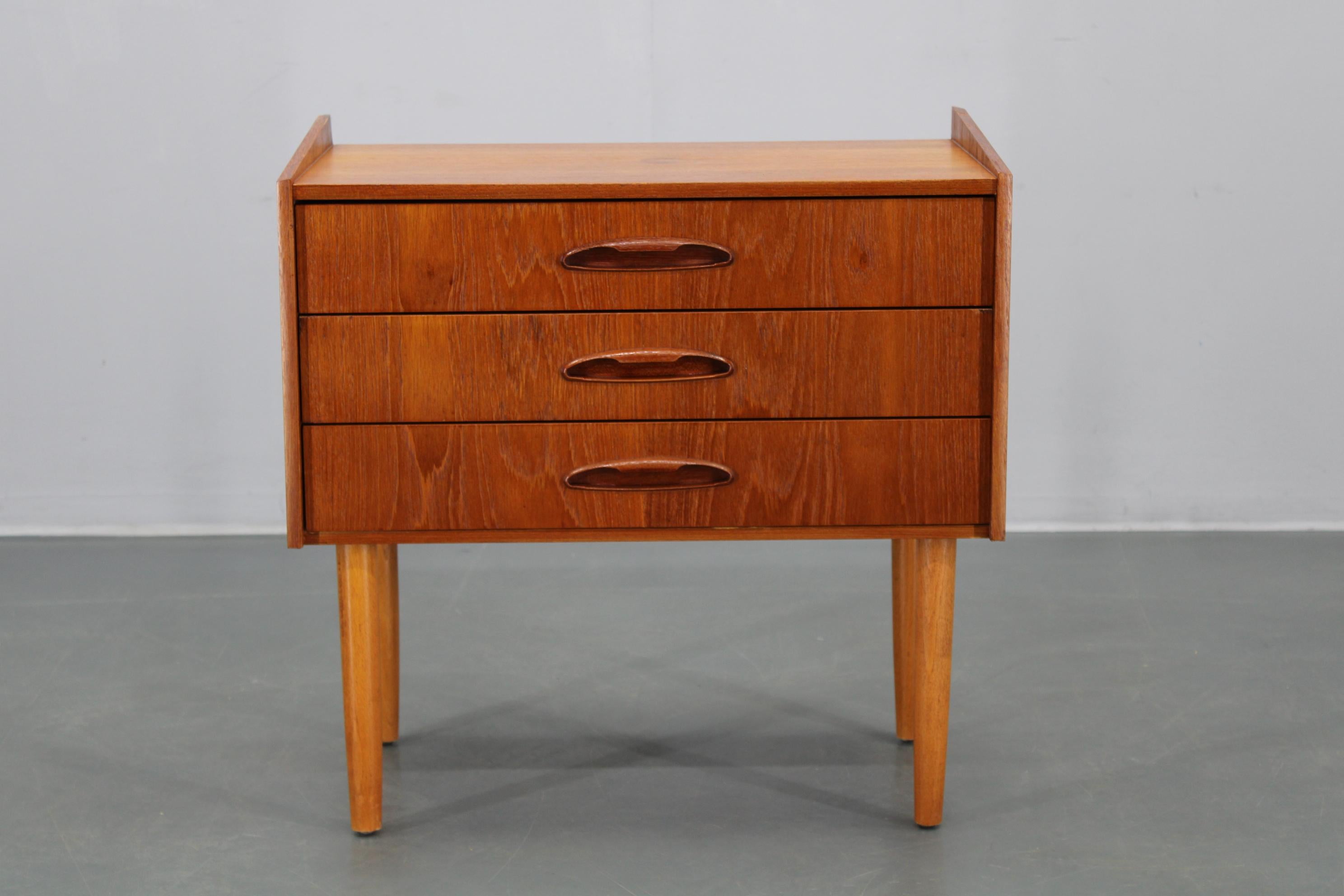 Cassettiera danese in teak del 1960 con gambe in Beeche 7