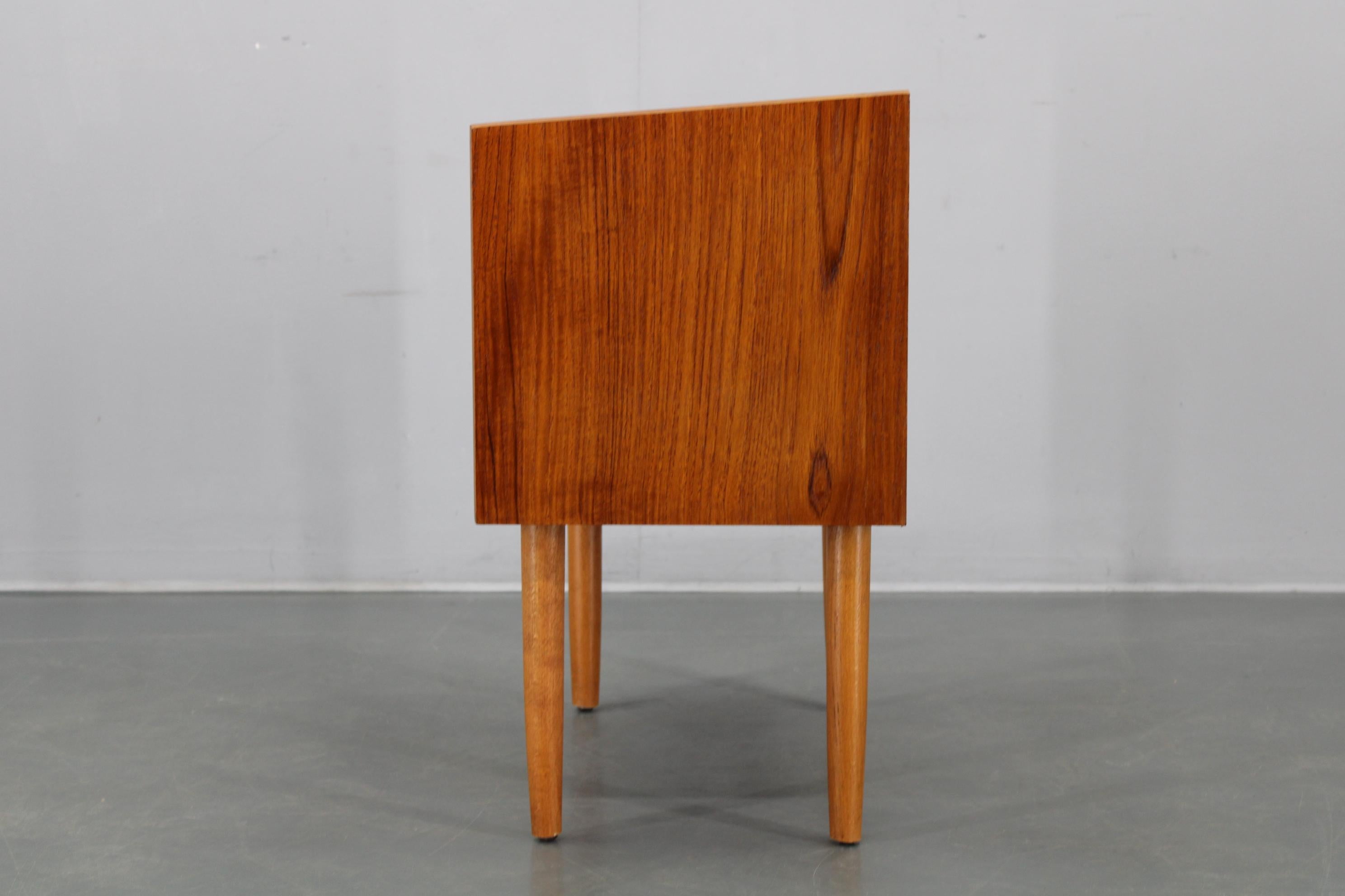 Art Déco Cassettiera danese in teak del 1960 con gambe in Beeche