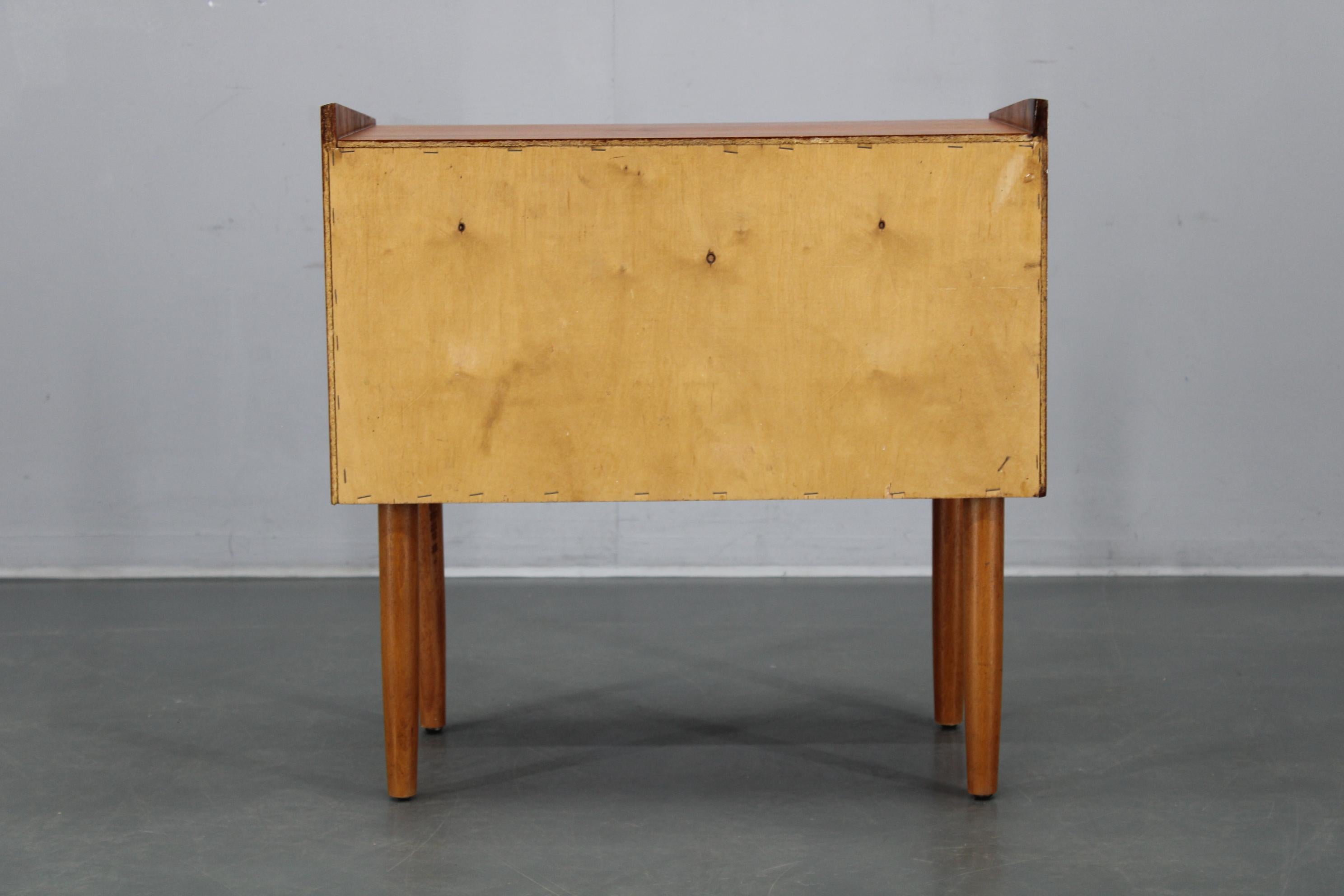 Danese Cassettiera danese in teak del 1960 con gambe in Beeche