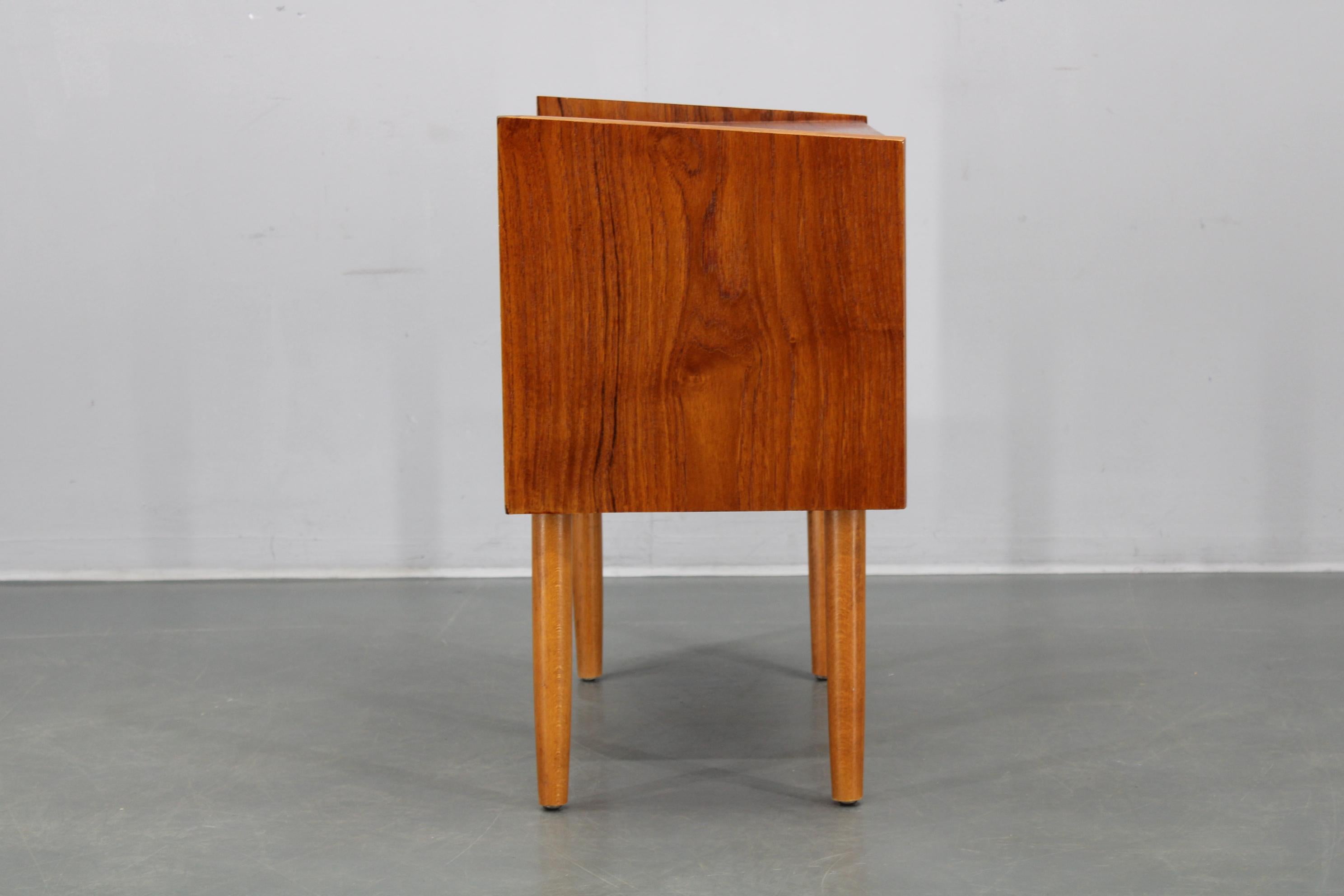 Lucidato Cassettiera danese in teak del 1960 con gambe in Beeche