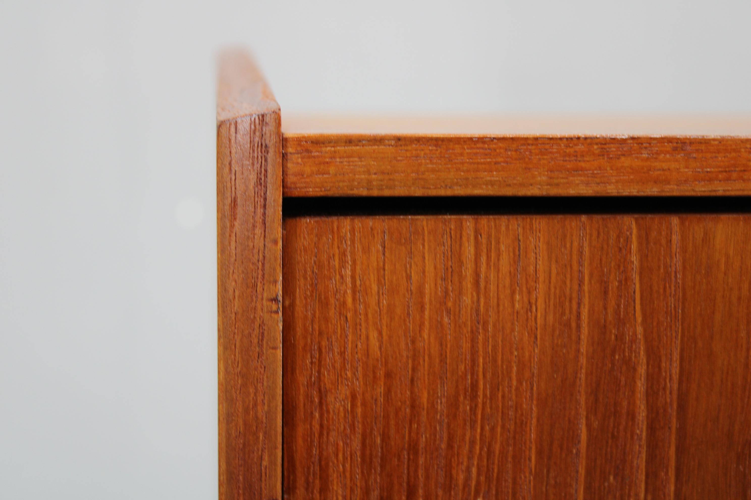 Legno Cassettiera danese in teak del 1960 con gambe in Beeche