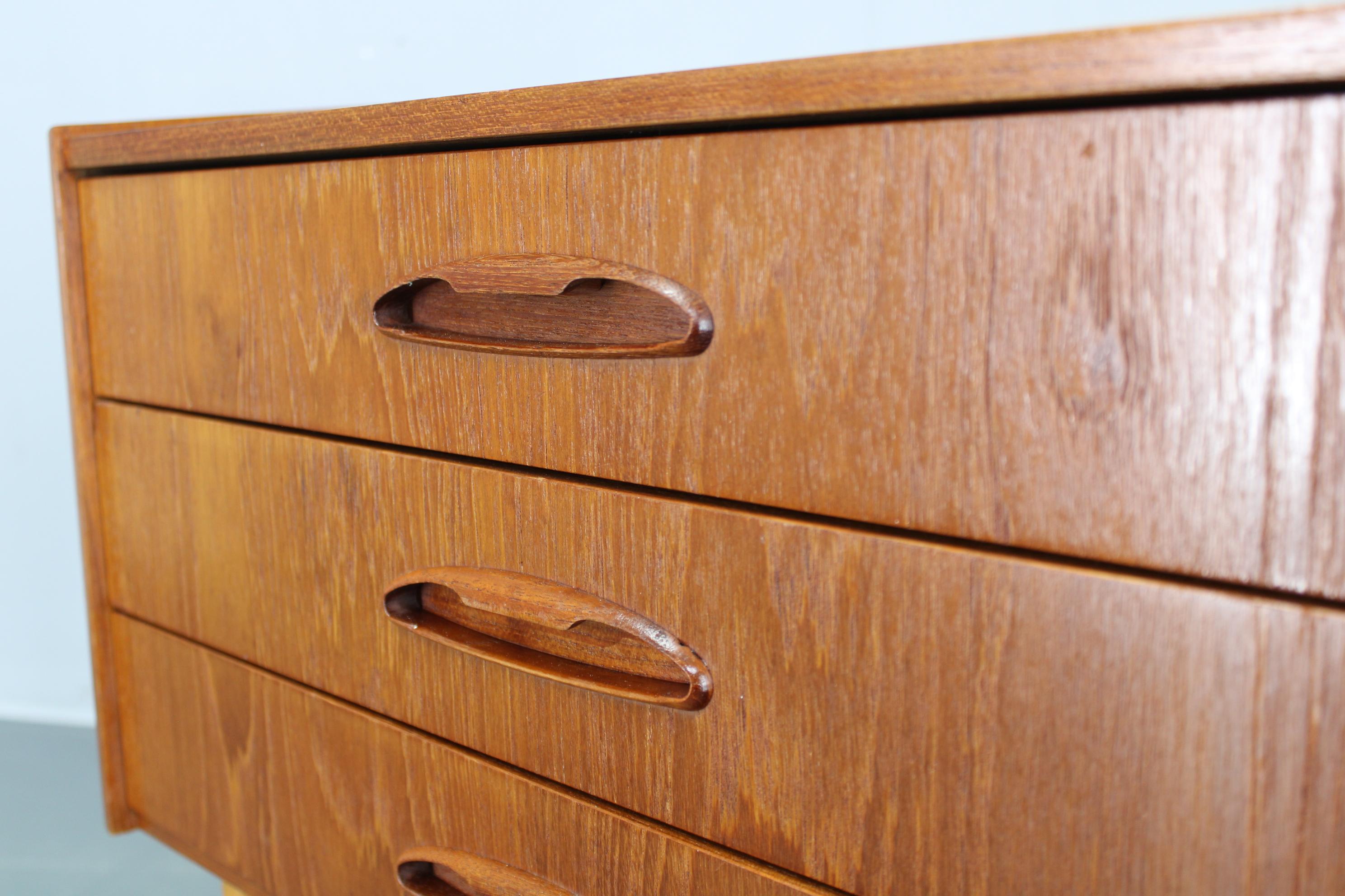 Cassettiera danese in teak del 1960 con gambe in Beeche 1