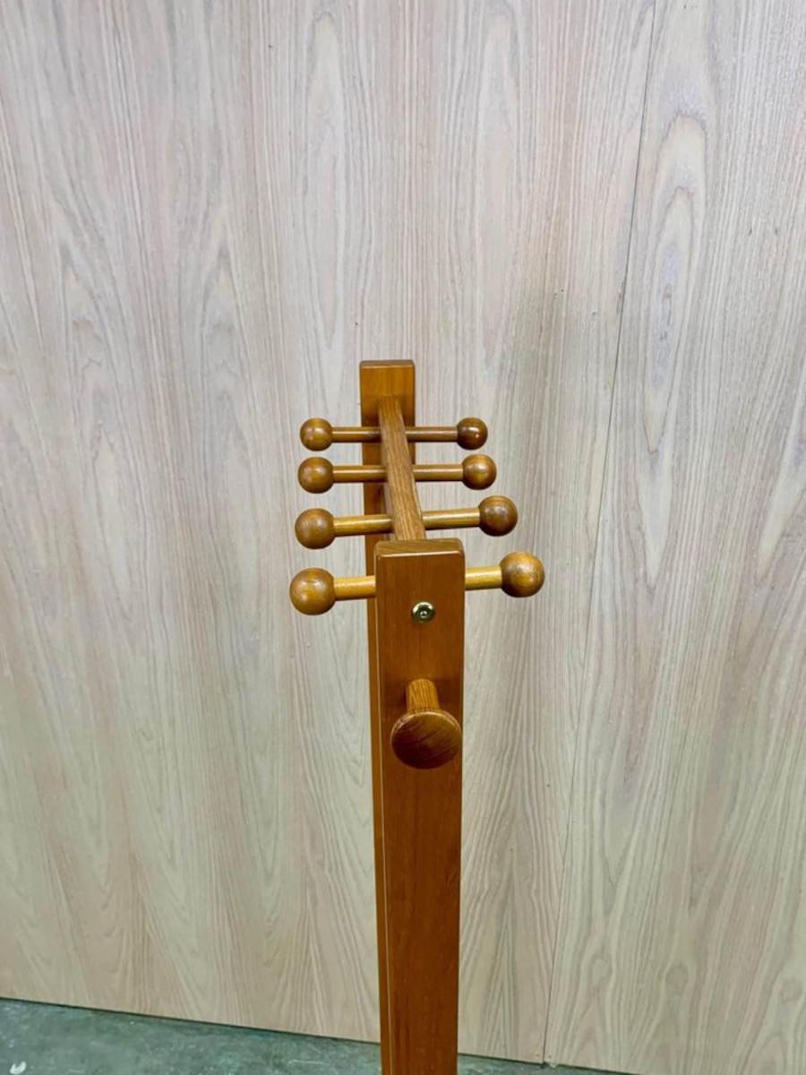 1960s Danish Teak Coat Rack  Hat Stand In Excellent Condition In Victoria, BC