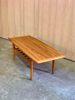 Table basse danoise des années 1960 par Grete Jalk