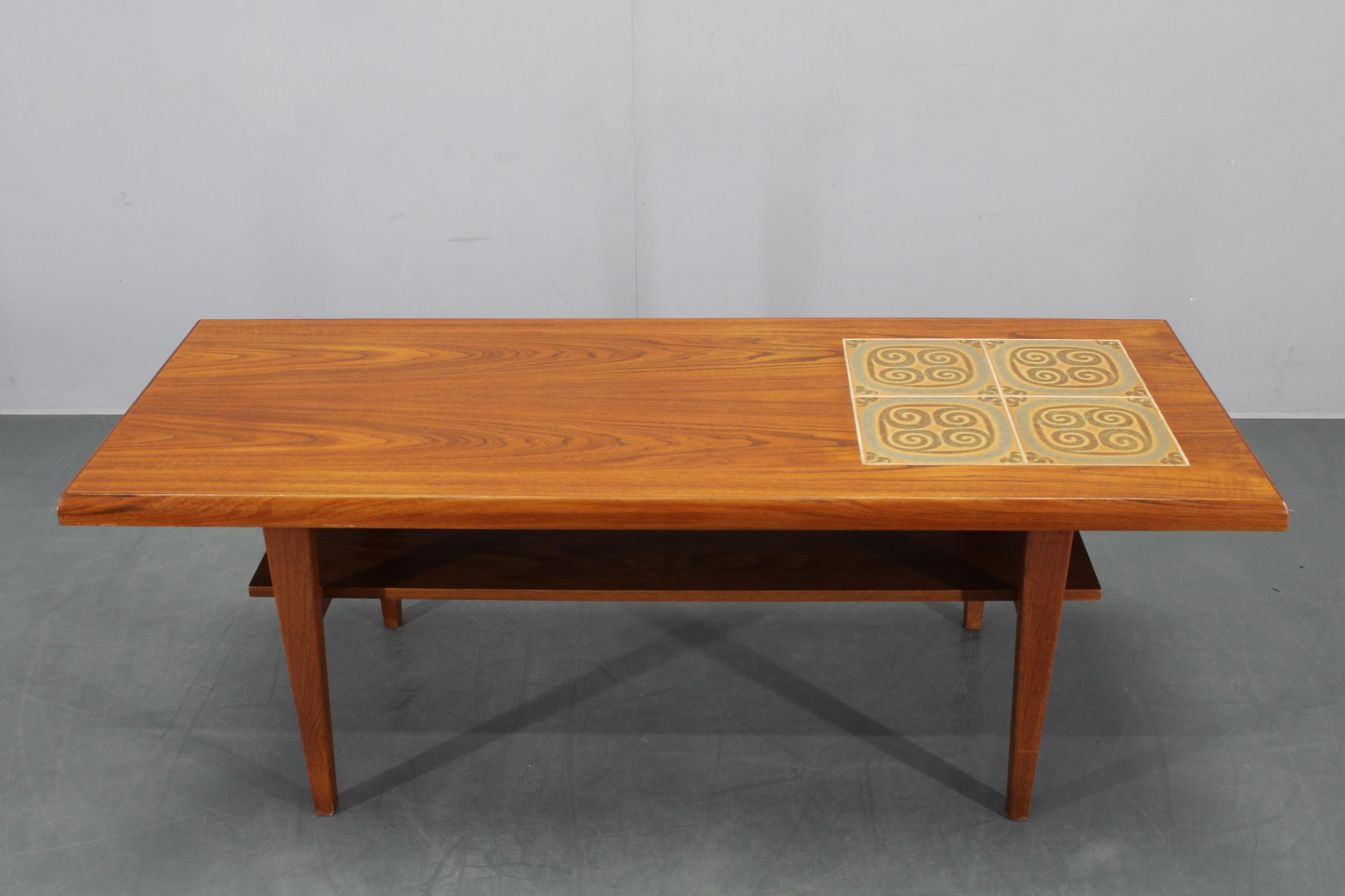 Mesa de centro danesa de teca de los años 60 con azulejos en venta 4