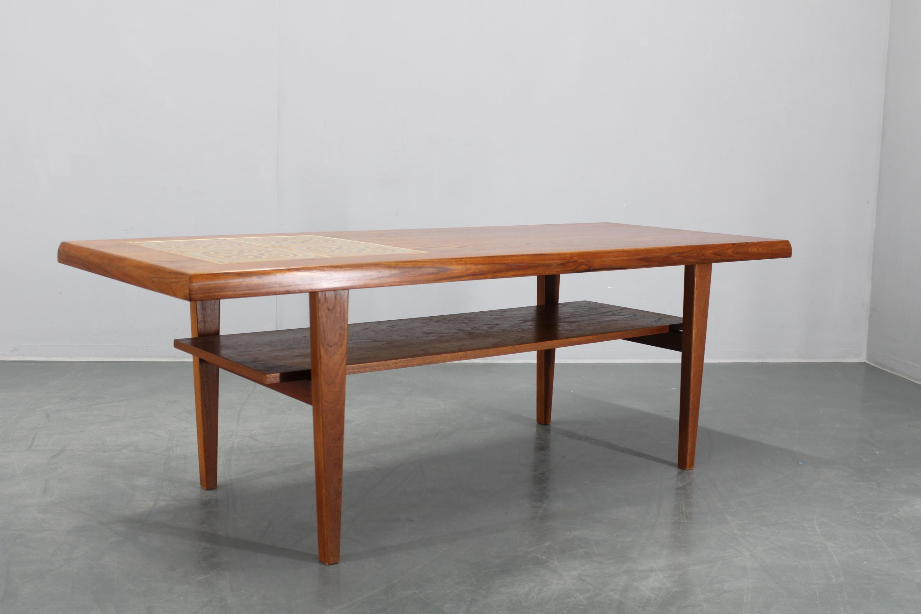 Mesa de centro danesa de teca de los años 60 con azulejos Madera en venta