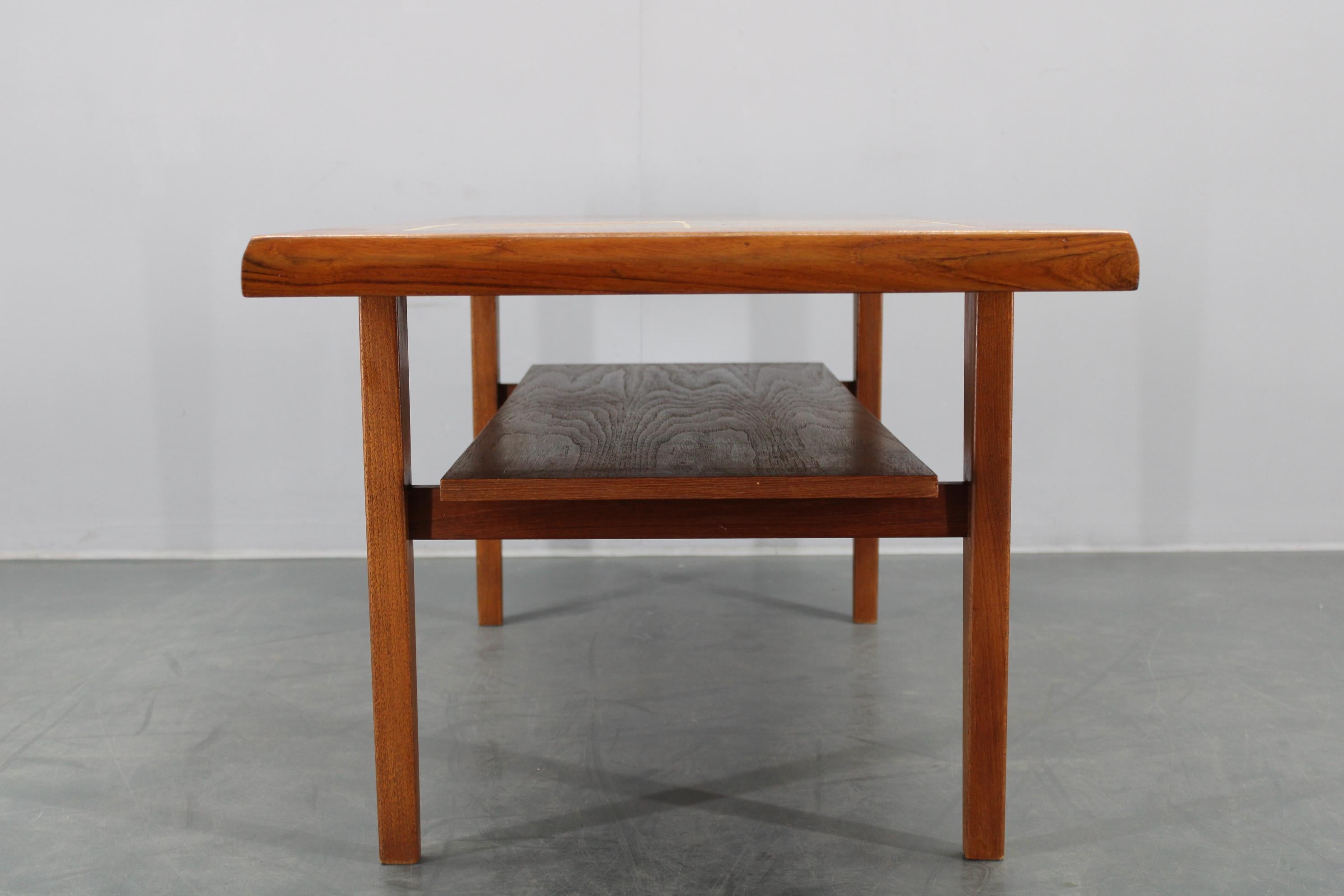 Mesa de centro danesa de teca de los años 60 con azulejos en venta 1