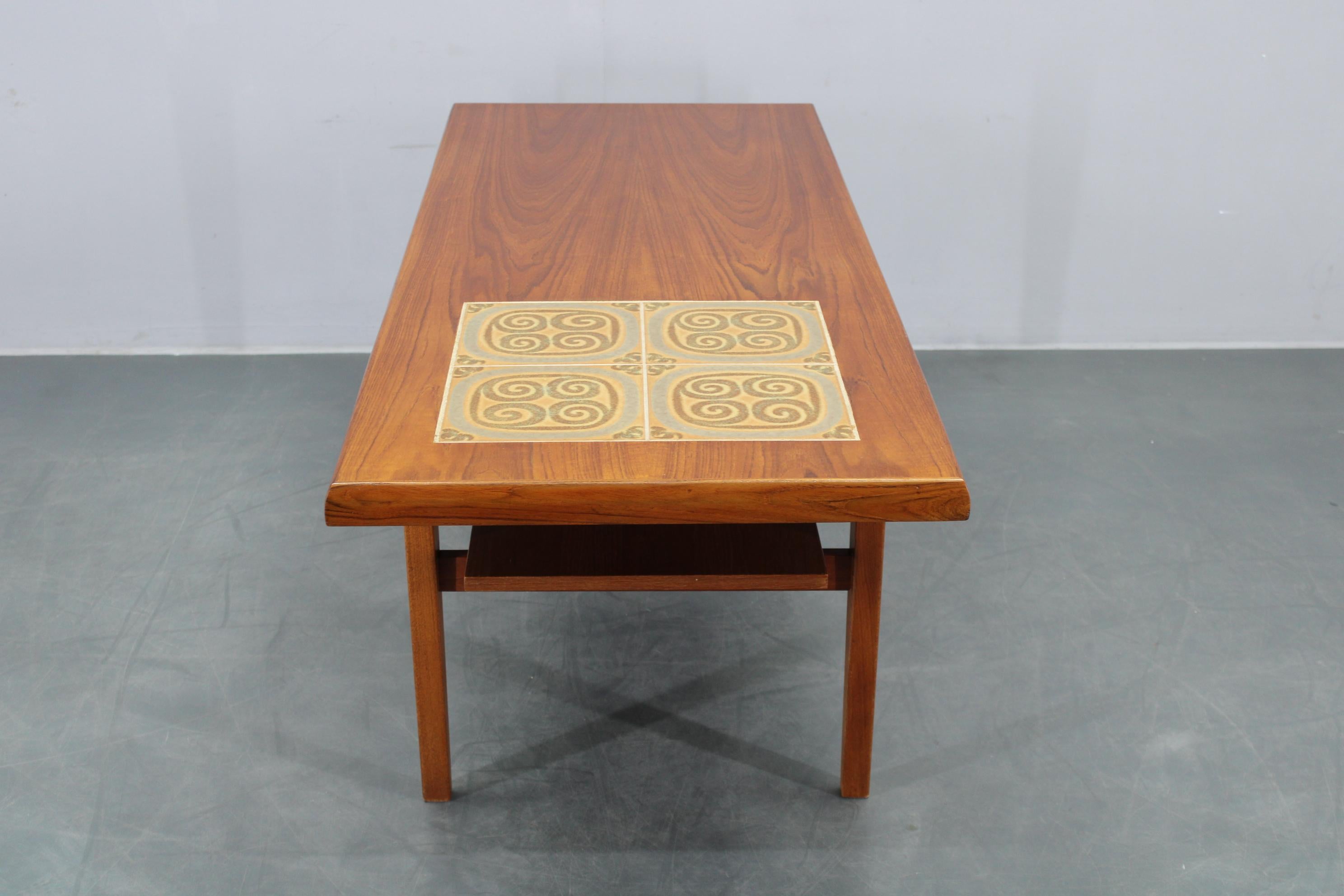Mesa de centro danesa de teca de los años 60 con azulejos en venta 2