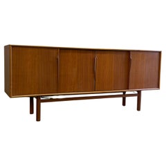 Credenza danesa de teca de los años 60 por Gunni Oman para Axel Christiansen