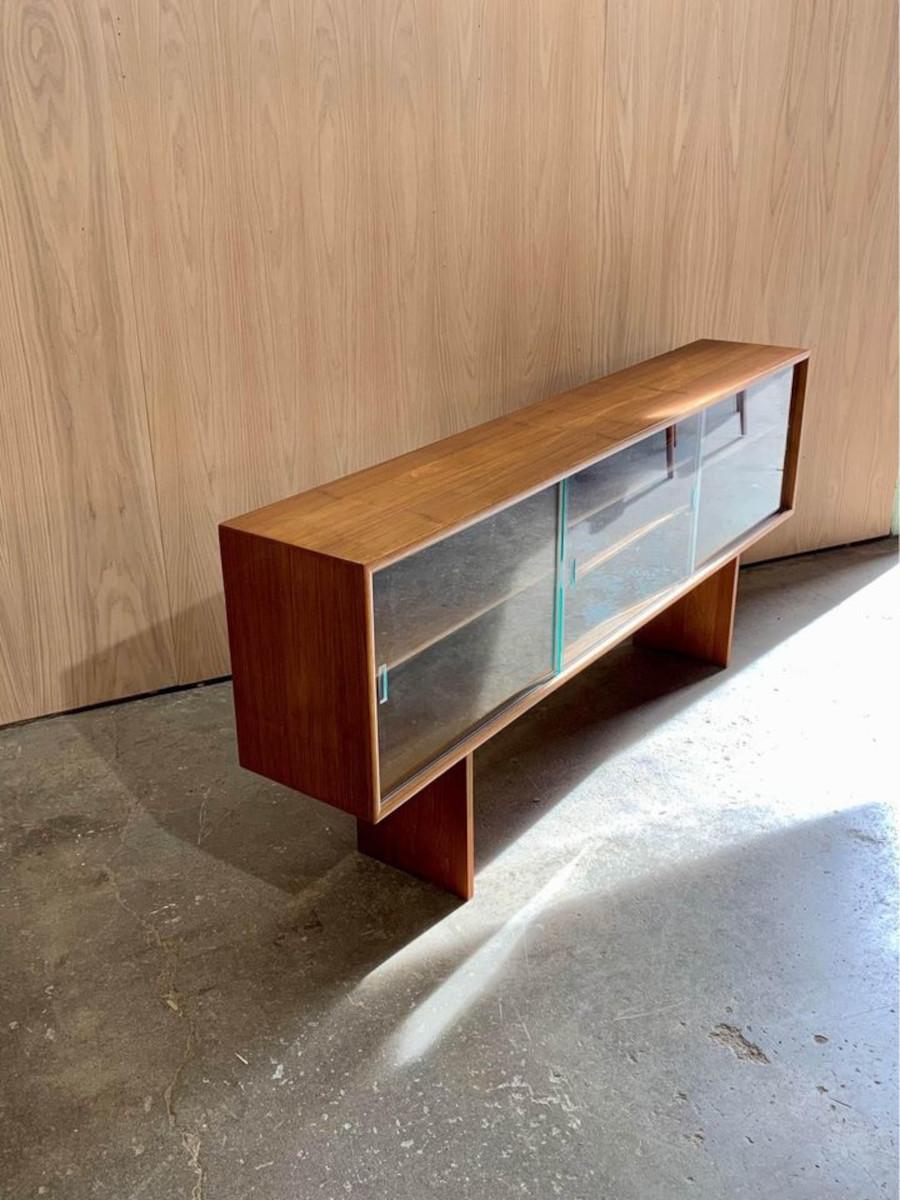 Newly restored and ready for your home, we are pleased to offer this high-quality Danish teak hutch from the 1960s. Whether used as extra storage or as a media stand beneath your TV, this piece combines functionality with style. It features thick