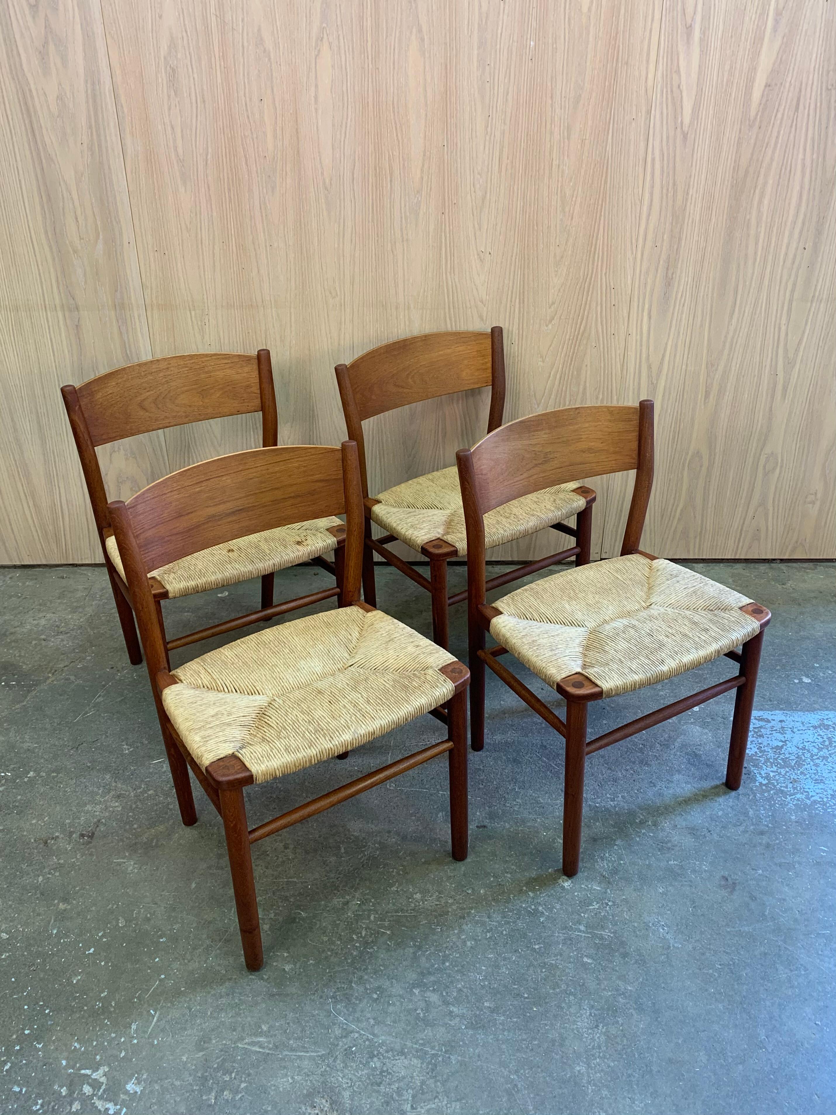 Ein klassisches Set aus vier dänischen Esszimmerstühlen, entworfen von Børge Mogensen für Soborg Møbelfabrik, Modell 122. Diese Stühle haben einen schön gealterten Teakholzrahmen mit einer warmen, fließenden Maserung und Sitzflächen aus Papierbinsen