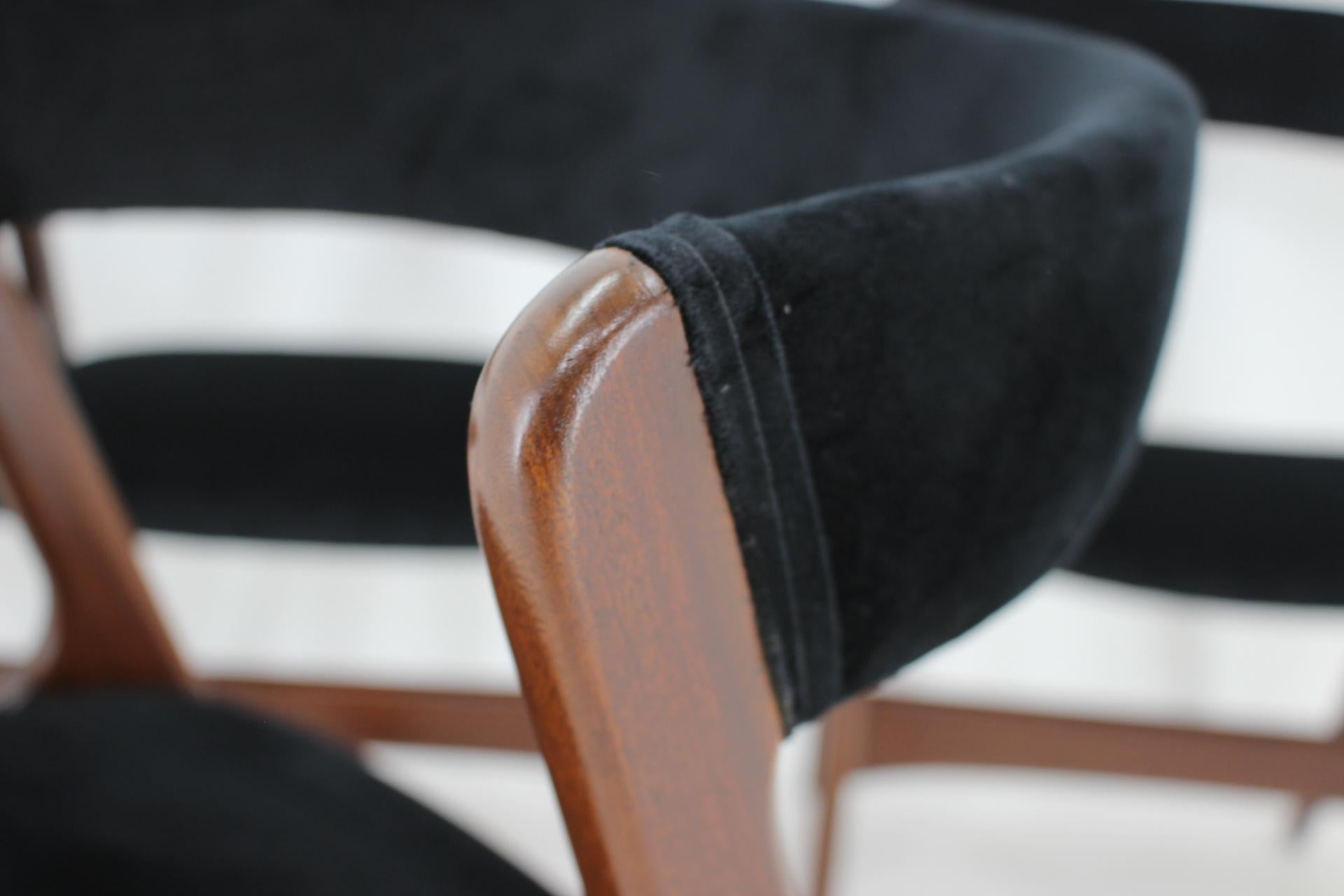 Chaises de salle à manger danoises des années 1960 en teck et velours noir  en vente 5