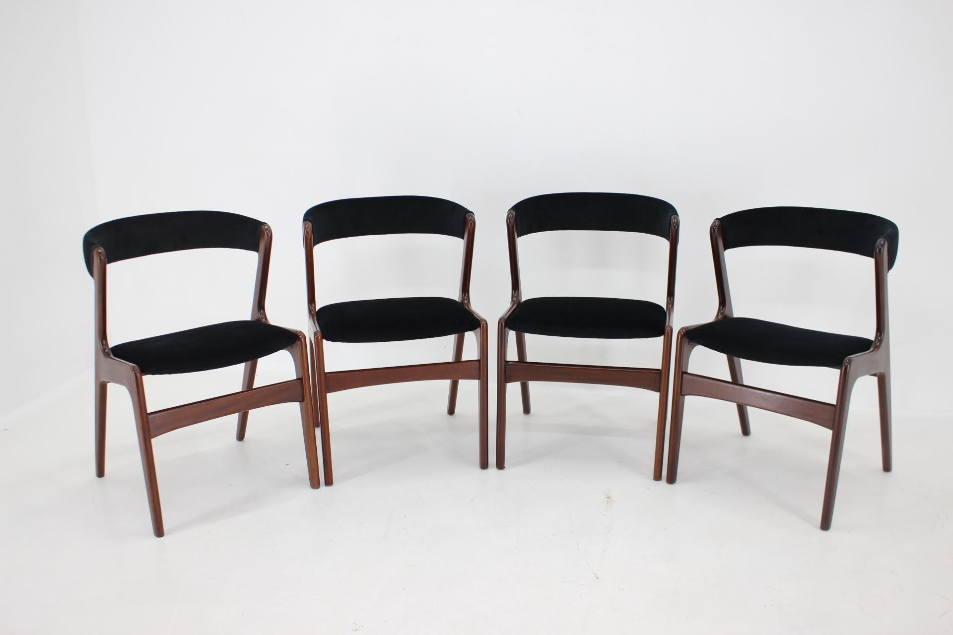 - Nach dem Vorbild von Kai Kristiansen 
- Neu gepolstert mit schwarzem Samt 
- Sorgfältig renoviert 
- Höhe des Sitzes 45 cm 