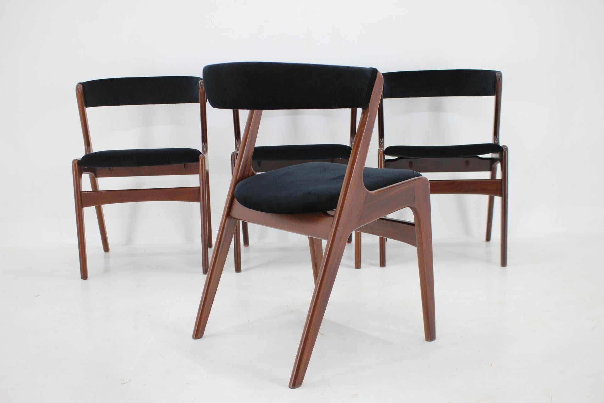 Velours Chaises de salle à manger danoises des années 1960 en teck et velours noir  en vente