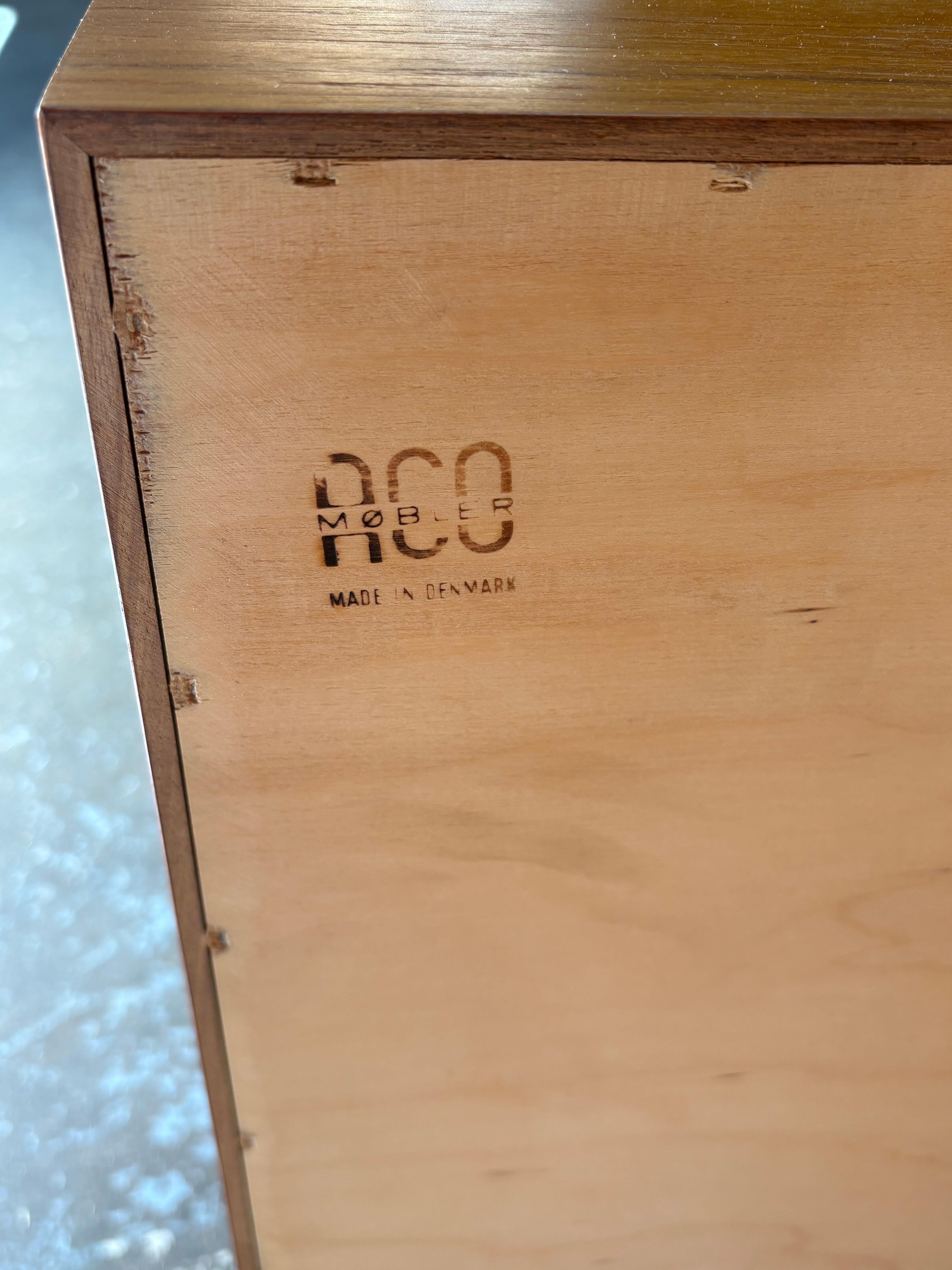 1960er Jahre Dänischer Teakholz-Vitrinenschrank von ACO Møbler (Moderne der Mitte des Jahrhunderts) im Angebot